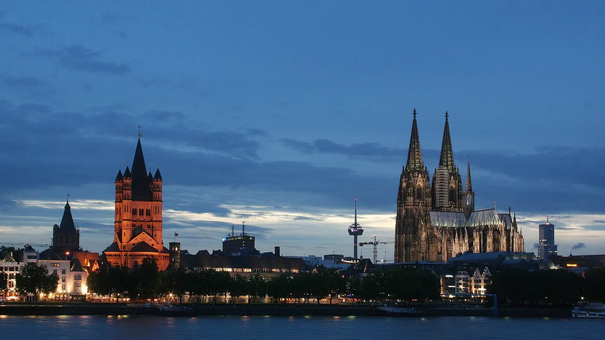 Panorama von Köln mit dem Kölner Dom und dem Rhein
