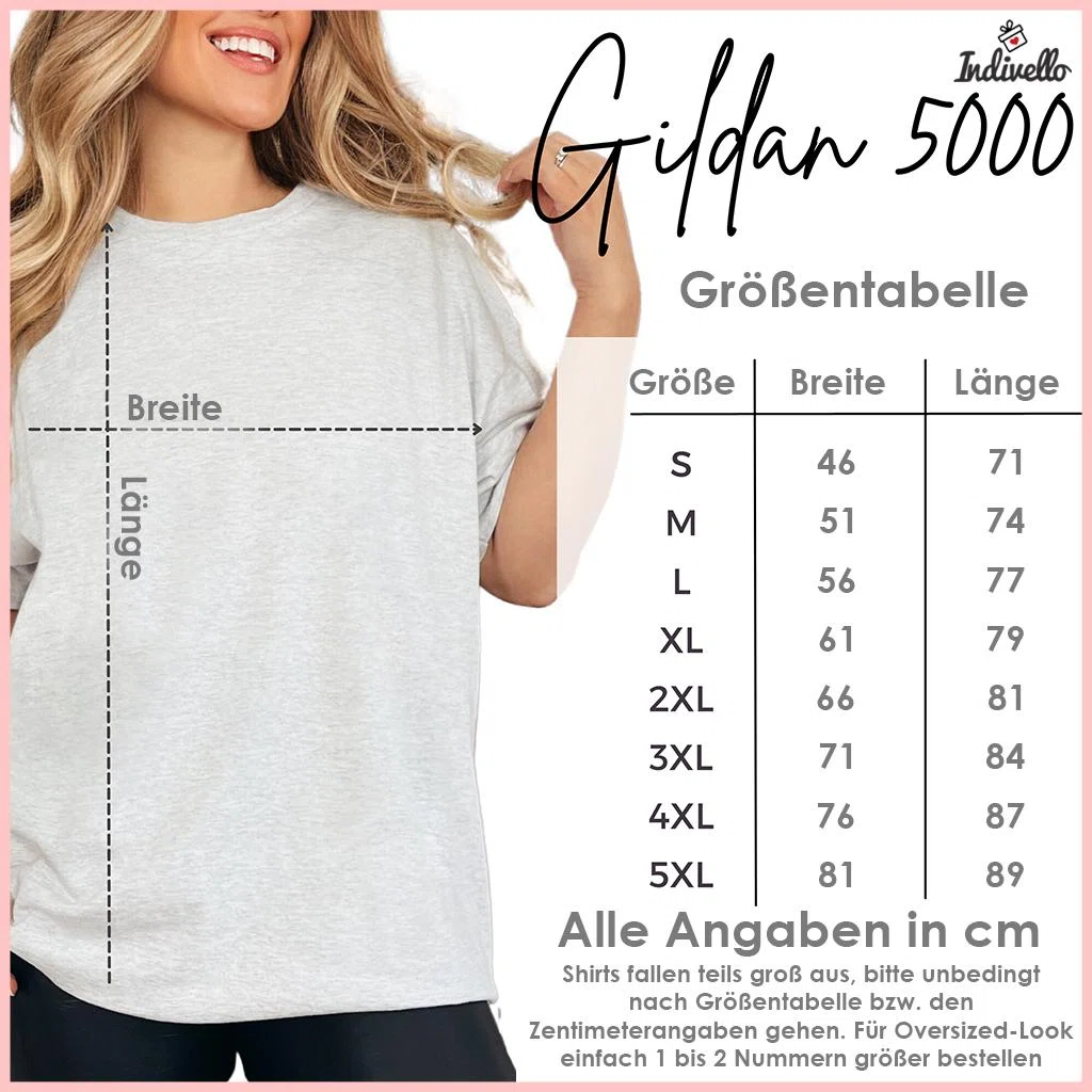 Größentabelle Gildan 5000, Breite/Länge in cm: S 46/71, M 51/74, L 56/77, XL 61/79, 2XL 66/81, 3XL 71/84, 4XL 76/87, 5XL 81/89. Shirts fallen teils groß aus; für Oversized 1–2 Größen größer wählen.