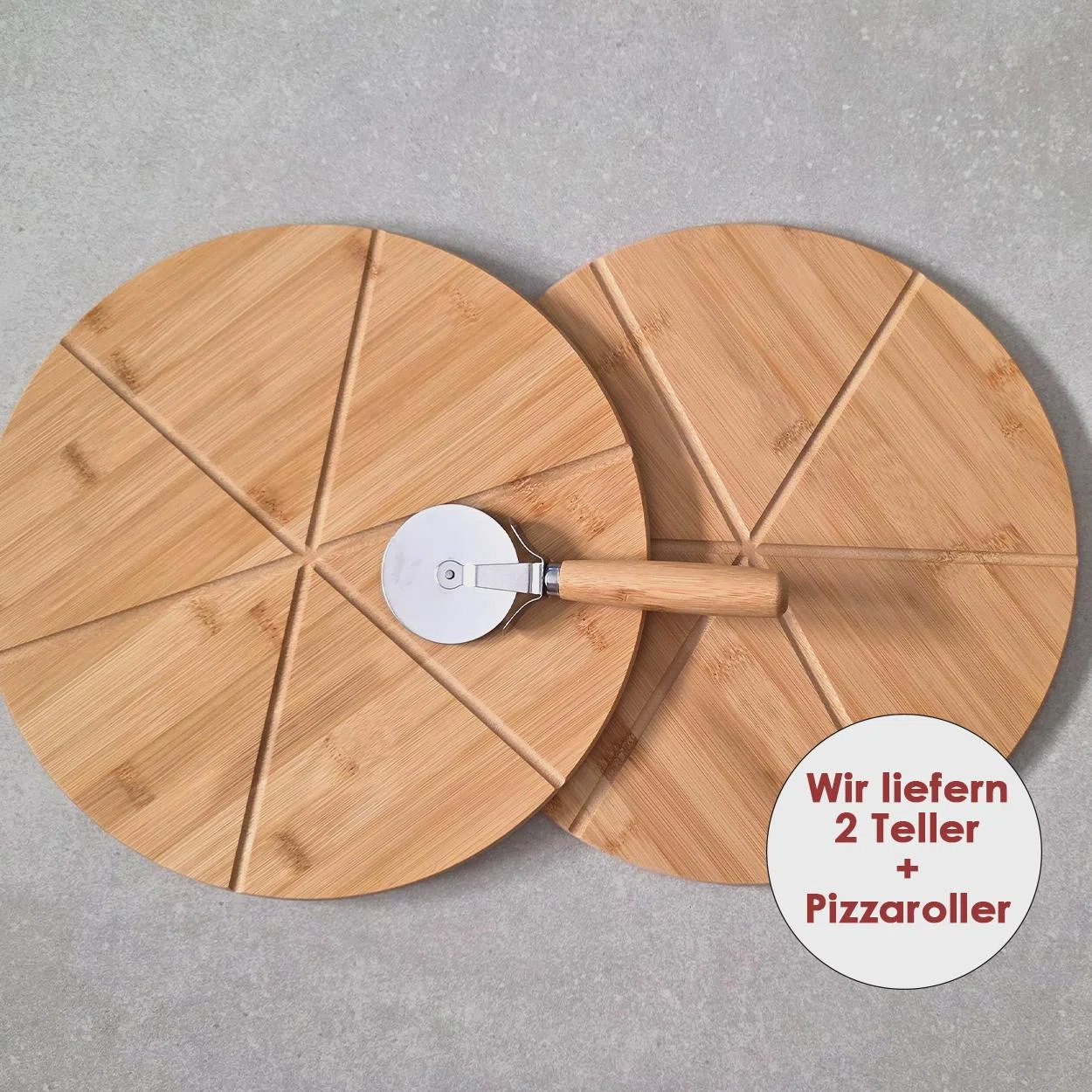 Zwei runde, hellbraune Pizzateller mit sichtbarer Maserung und eingefrästen Linien für acht Stücke, von oben fotografiert. Ein Pizzaroller liegt mittig darüber.