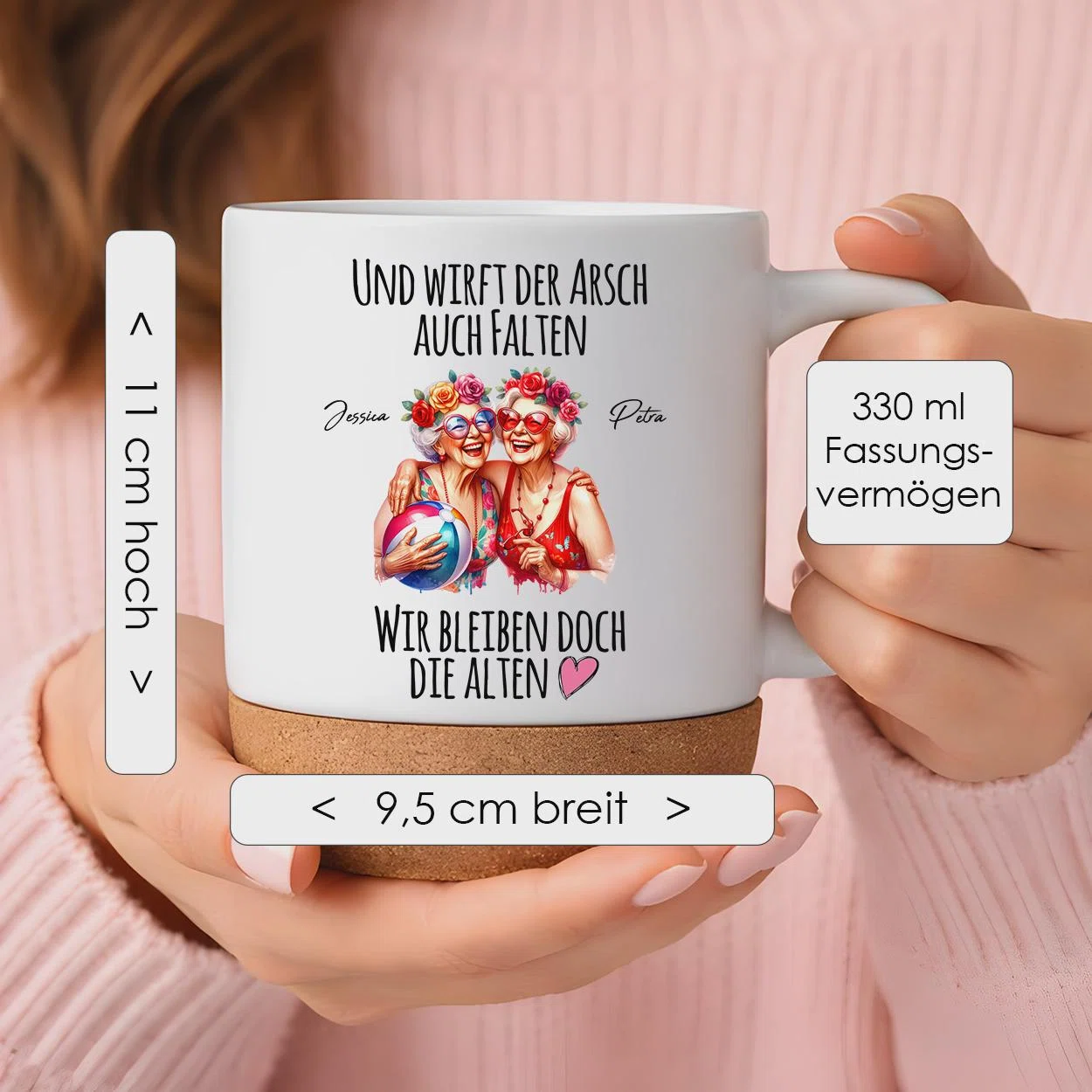 Weiße Tasse mit braunem Sockel, zwei älteren Frauen und dem Spruch „Und wirft der Arsch auch Falten, wir bleiben doch die Alten“. Angegeben sind 11 cm Höhe, 9,5 cm Breite und 330 ml Fassungsvermögen.