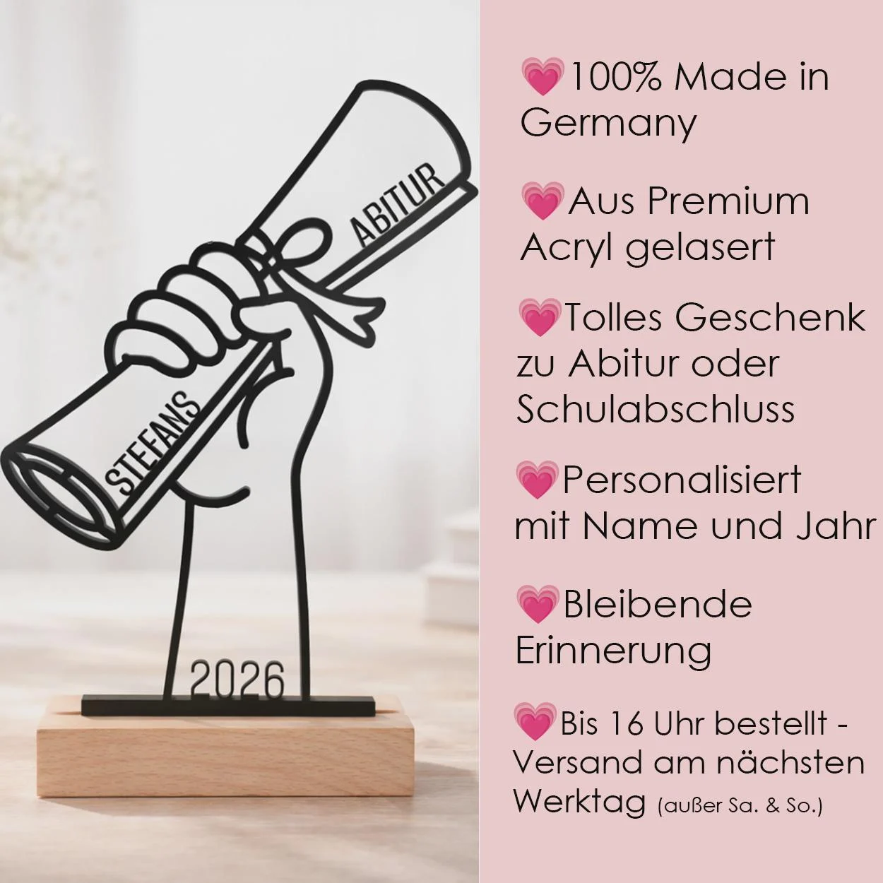 Infografik zu einer personalisierbaren, gelaserten Acrylfigur: Eine schwarze Hand hält eine Schriftrolle mit Name, „Abitur“ und Jahr auf einem hellen Sockel. Genannt werden Herstellung in Deutschland und der Zweck als Abschlussgeschenk.