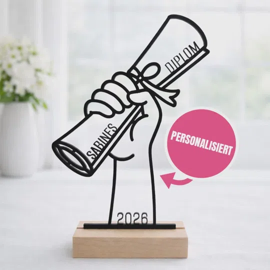 Personalisierten Diplom-Aufsteller bestellen: schwarze Konturfigur einer Hand mit gerollter Diplomurkunde, Namen und Jahreszahl 2026 auf einem hellen, rechteckigen Sockel.