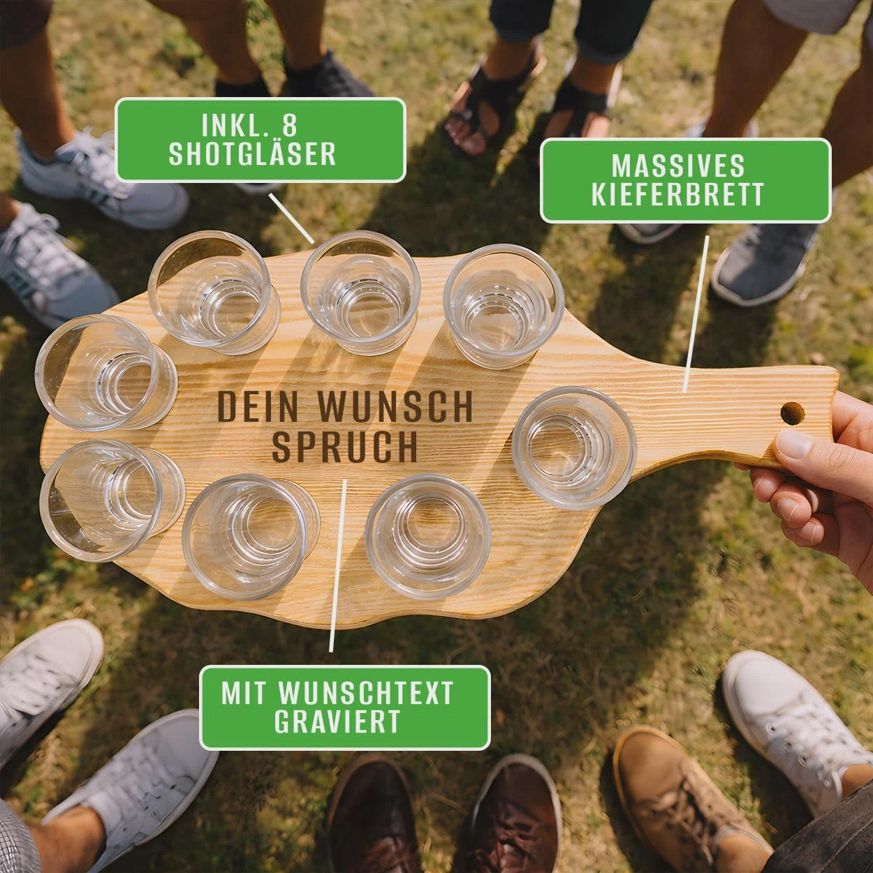 Infografik zu einem Servierbrett mit Griff: Acht Shotgläser sind inklusive, das massive Kiefernbrett wird mittig mit einem Wunschtext graviert.