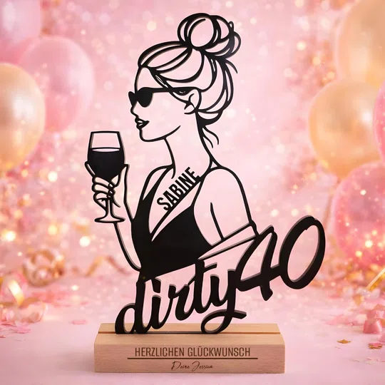 Dirty-40-Aufsteller personalisiert kaufen: schwarze Frauen-Silhouette mit Sonnenbrille, Weinglas und Namensschärpe auf einem holzfarbenen Sockel mit Glückwunsch und Widmung.