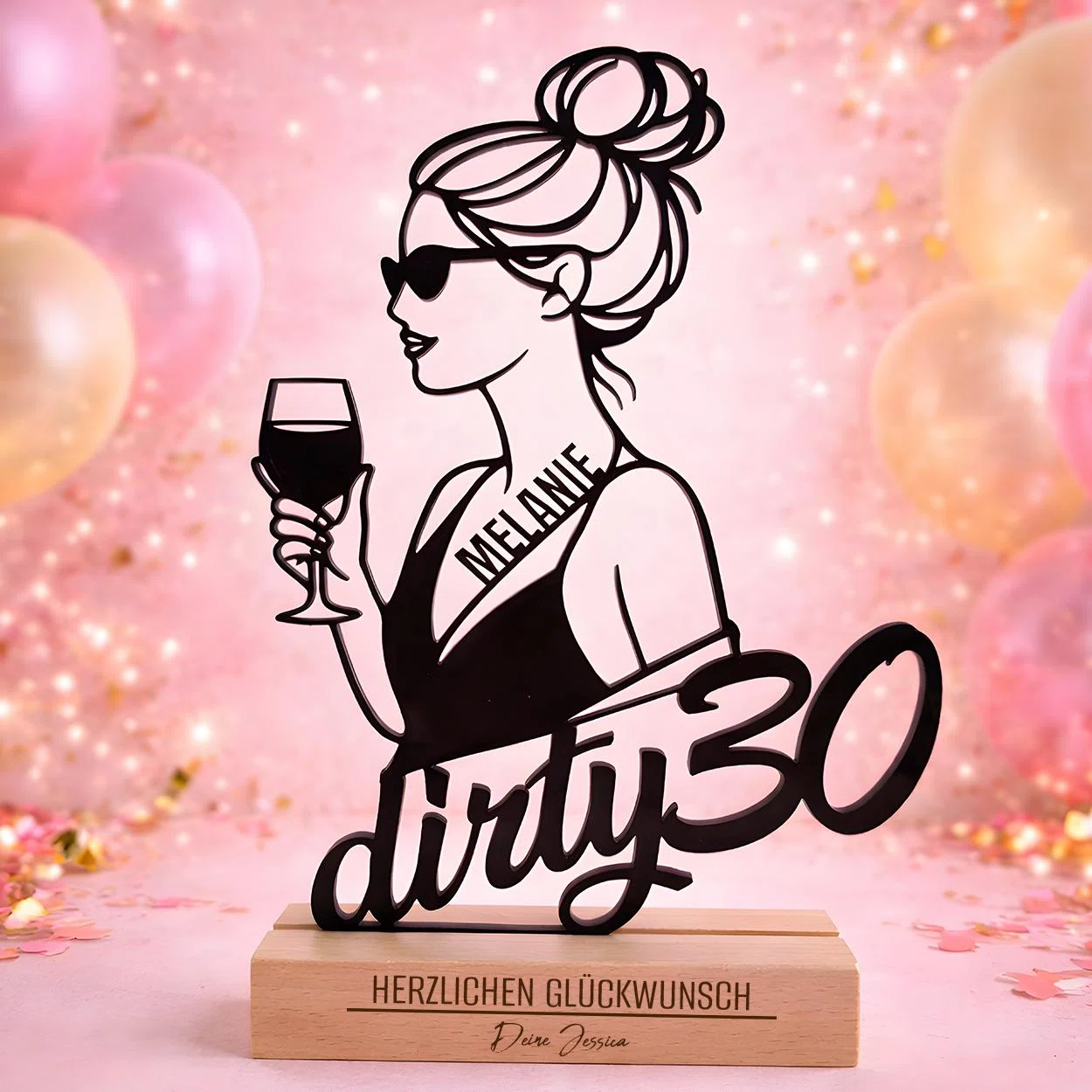 Dirty-30-Aufsteller personalisiert kaufen: schwarze Frauen-Silhouette mit Dutt, Sonnenbrille, Weinglas und Namensschärpe über „dirty 30“, auf einem hellen Sockel.