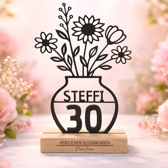 Blumenaufsteller zum 30. Geburtstag bestellen: schwarze Vasen-Silhouette mit Blumen, Name und großer 30 auf einem hellen Sockel mit „Herzlichen Glückwunsch“.