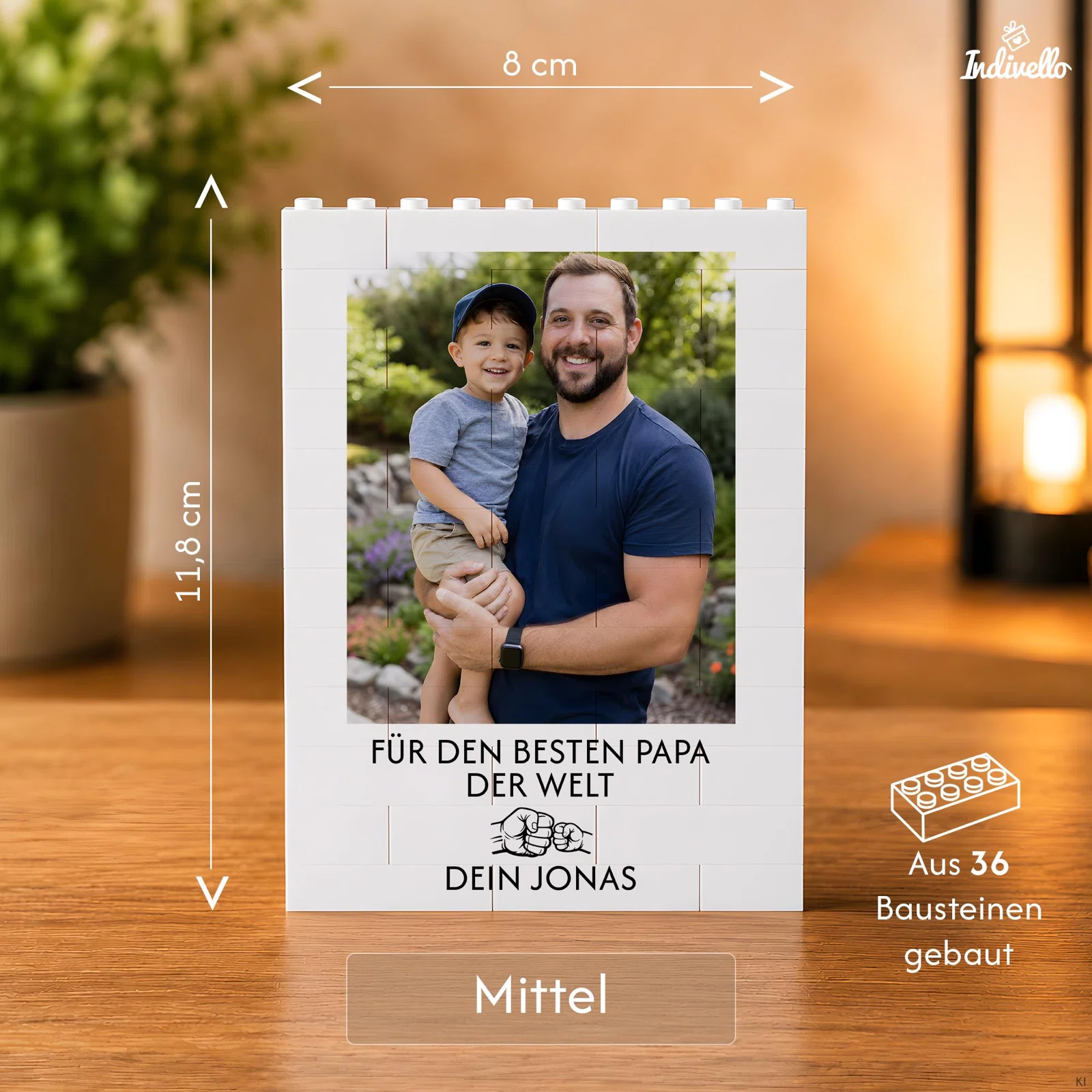 Größenübersicht „Mittel“ für einen weißen Baustein-Fotorahmen: 8 cm breit, 11,8 cm hoch und aus 36 Bausteinen gebaut. Beispielgestaltung mit Foto, Widmung und Faustgruß-Symbol.