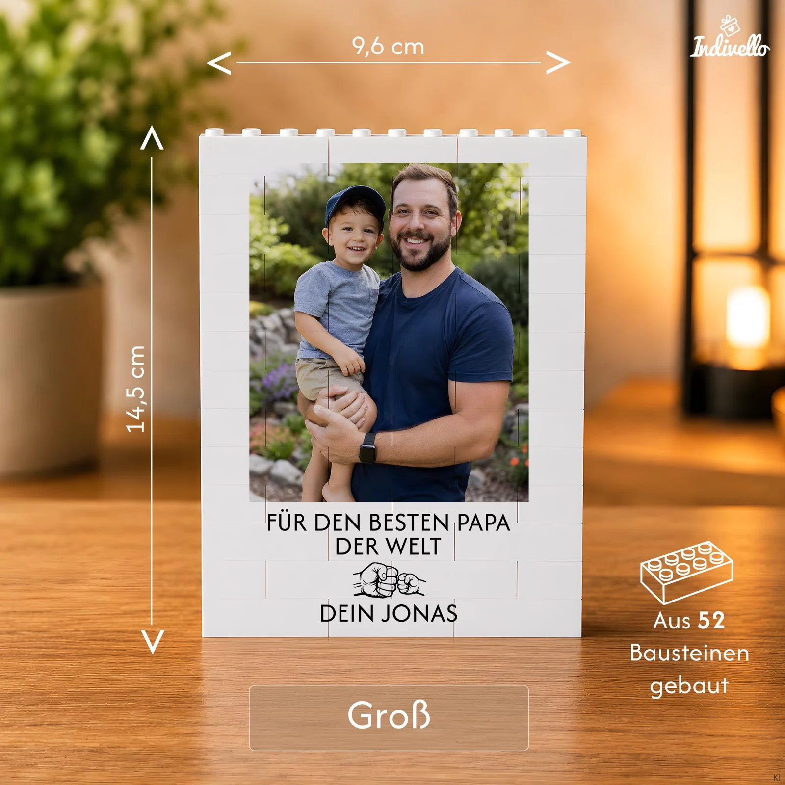 Größenangabe für den großen weißen Fotorahmen aus 52 Bausteinen: 14,5 cm hoch und 9,6 cm breit. Die Vorderseite bietet Platz für ein Foto sowie einen personalisierten Spruch.