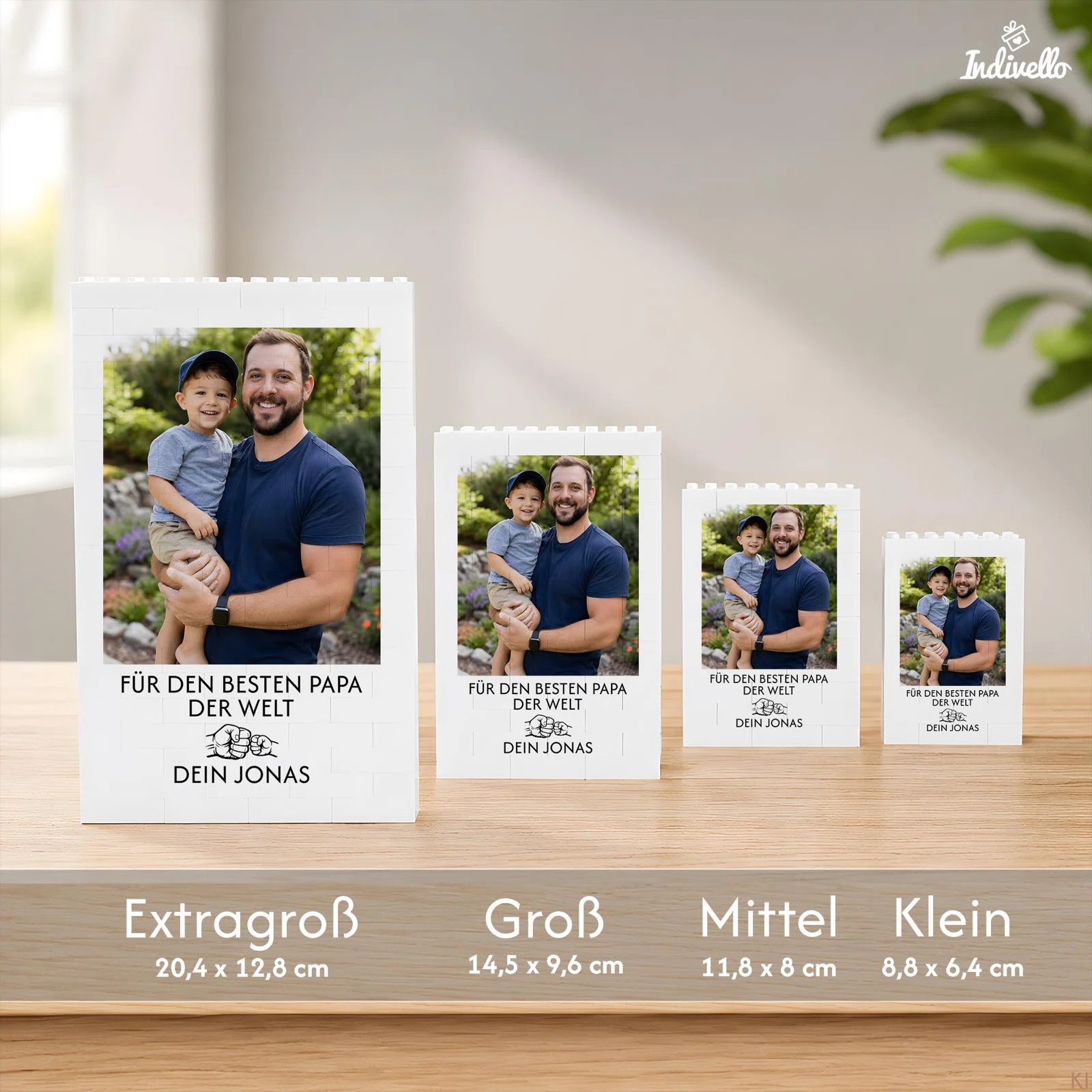 Größenvergleich von vier weißen Fotorahmen in Bausteinoptik mit demselben Beispielfoto: Extragroß 20,4 × 12,8 cm, Groß 14,5 × 9,6 cm, Mittel 11,8 × 8 cm und Klein 8,8 × 6,4 cm.