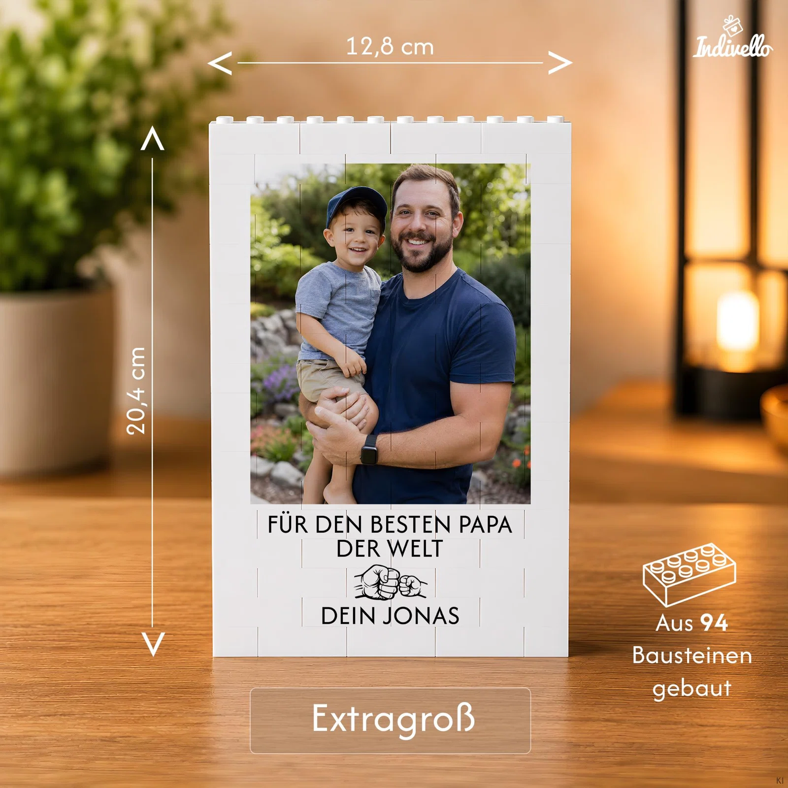 Infografik zum extragroßen, personalisierbaren Bilderrahmen aus weißen Bausteinen: 12,8 cm breit, 20,4 cm hoch und aus 94 Steinen gebaut, mit Fotofeld und Wunschtext.
