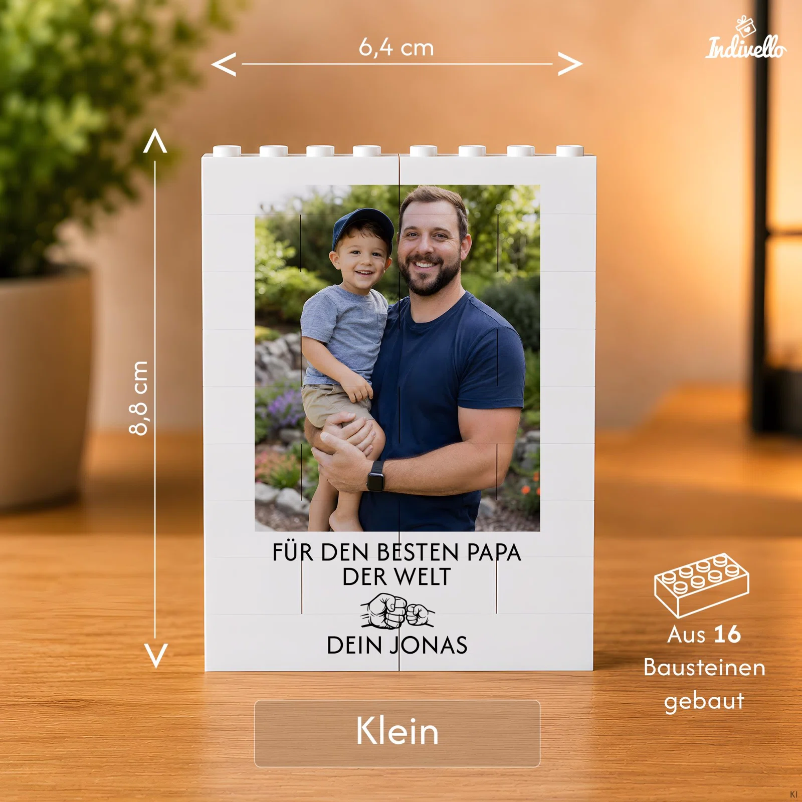 Kleine weiße Fotohalterung aus 16 Bausteinen, frontal aufgestellt und mit Bild, personalisierbarer Papa-Widmung sowie Faustgruß bedruckt. Angegebene Größe: 6,4 × 8,8 cm.