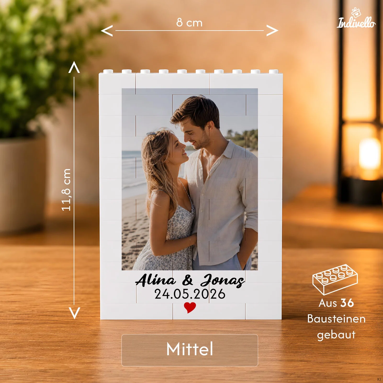 Infografik zum mittleren weißen Bilderrahmen aus 36 Bausteinen: 8 cm breit und 11,8 cm hoch. Die Frontansicht zeigt ein Foto zweier Personen sowie Beispieltext mit Datum und rotem Herz.