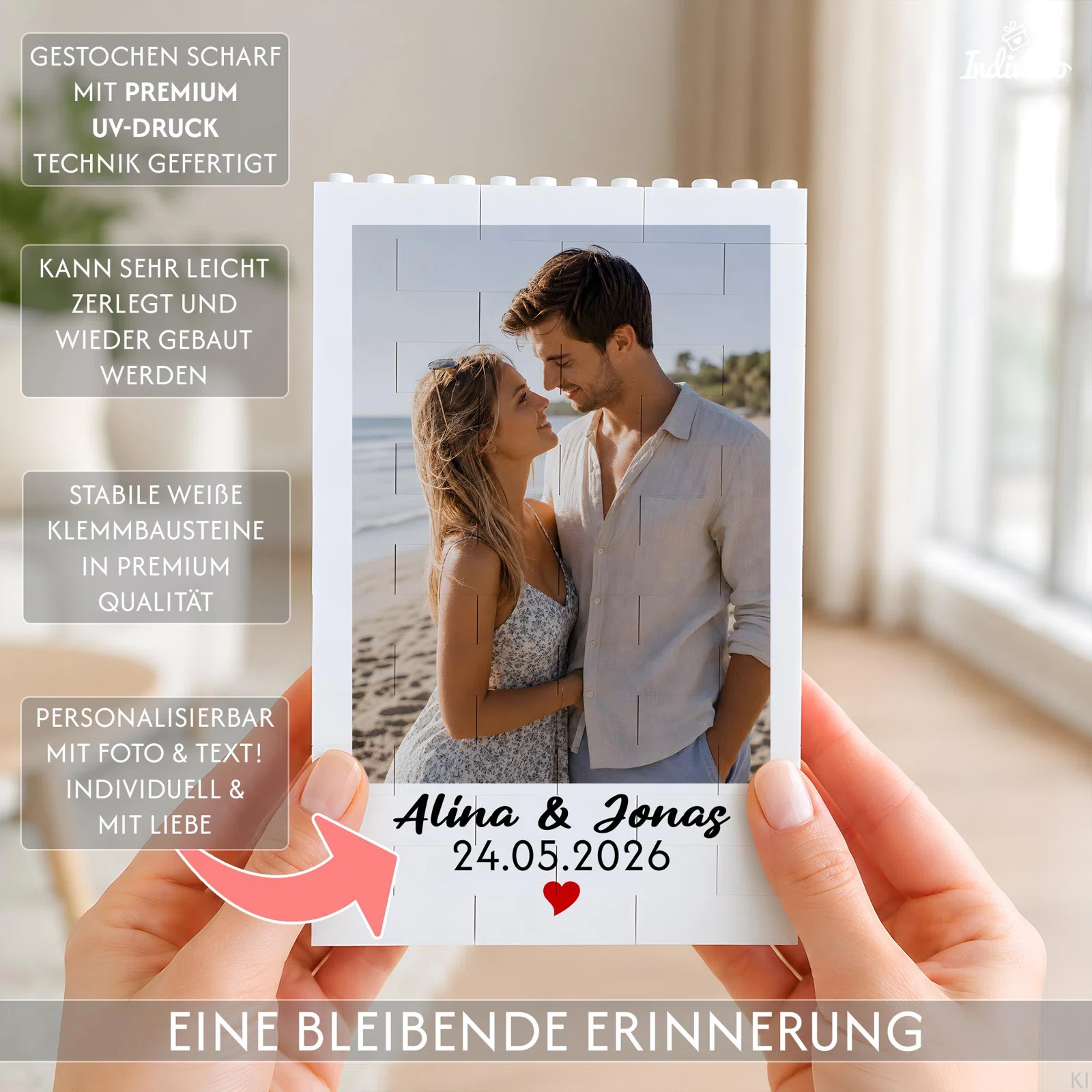 Personalisierbares Fotopuzzle aus weißen Klemmbausteinen, frontal in zwei Händen gehalten. Das Beispiel zeigt zwei Personen am Strand sowie Namen, Datum und ein rotes Herz.