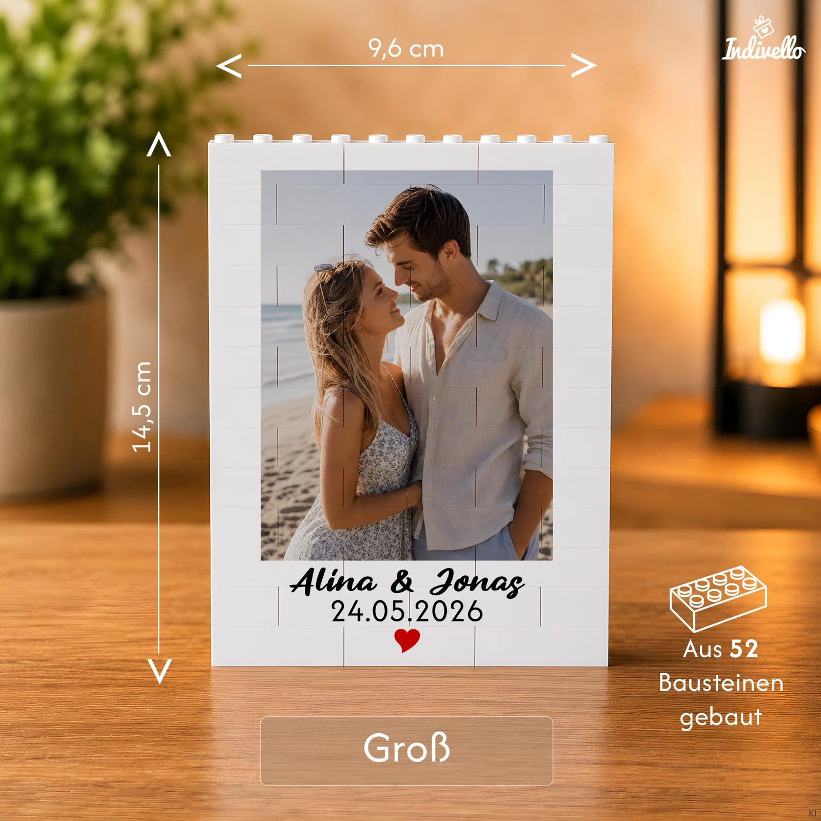 Größenangabe für einen weißen, personalisierbaren Fotorahmen aus 52 Bausteinen: großes Format mit 9,6 cm Breite und 14,5 cm Höhe, gezeigt mit Strandfoto, Datum und rotem Herz.
