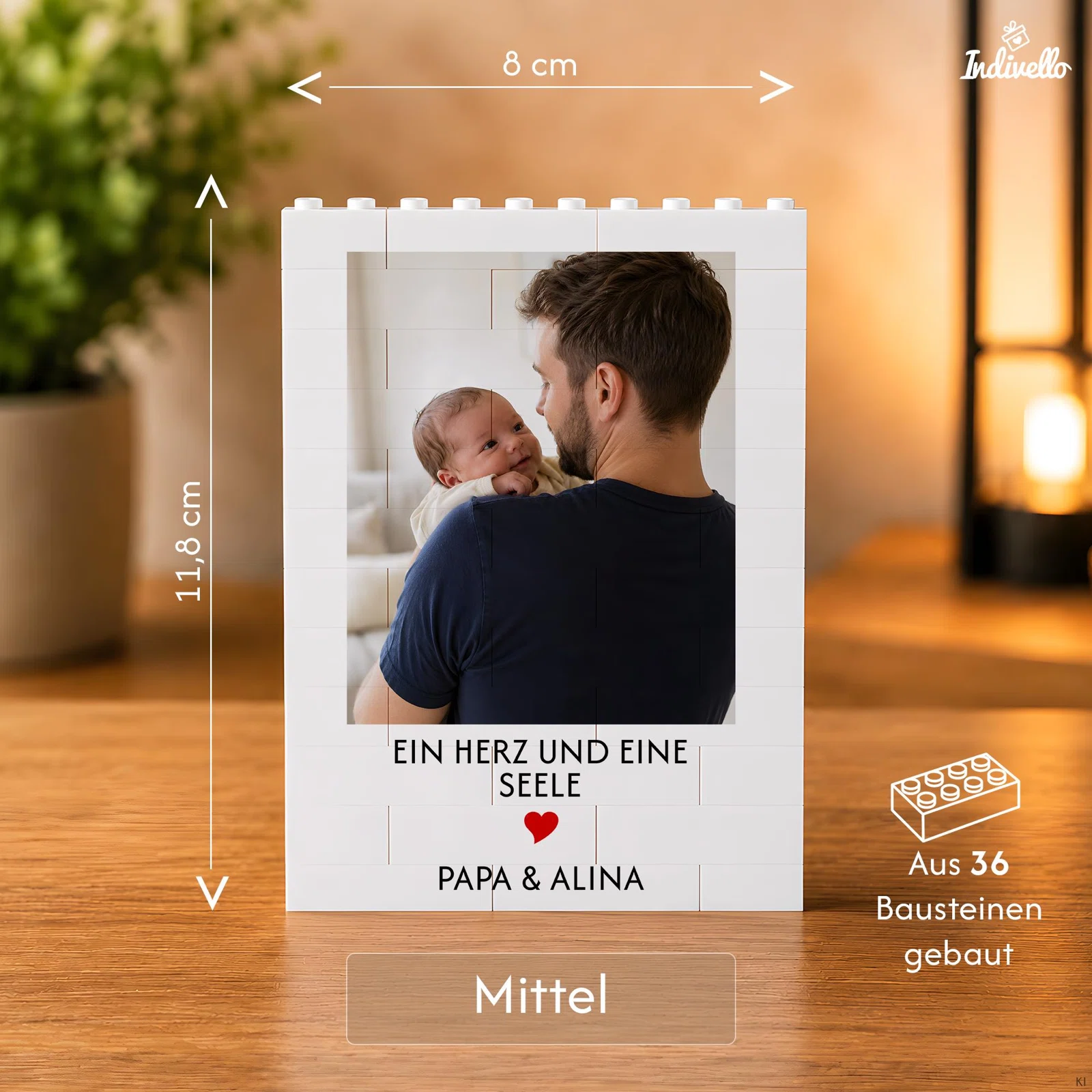Infografik zur mittleren Größe des weißen Baustein-Fotorahmens: 8 cm breit, 11,8 cm hoch und aus 36 Bausteinen gebaut, mit Hochformatfoto und Beispieltext.