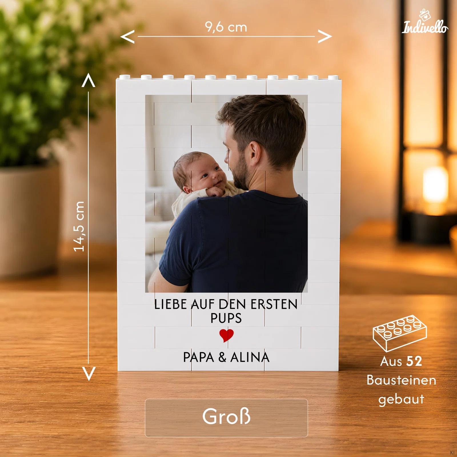 Größenübersicht für einen weißen, aus 52 Bausteinen gebauten Fotorahmen: 9,6 cm breit und 14,5 cm hoch. Das Hochformat zeigt ein Beispielfoto mit Spruch und rotem Herz.