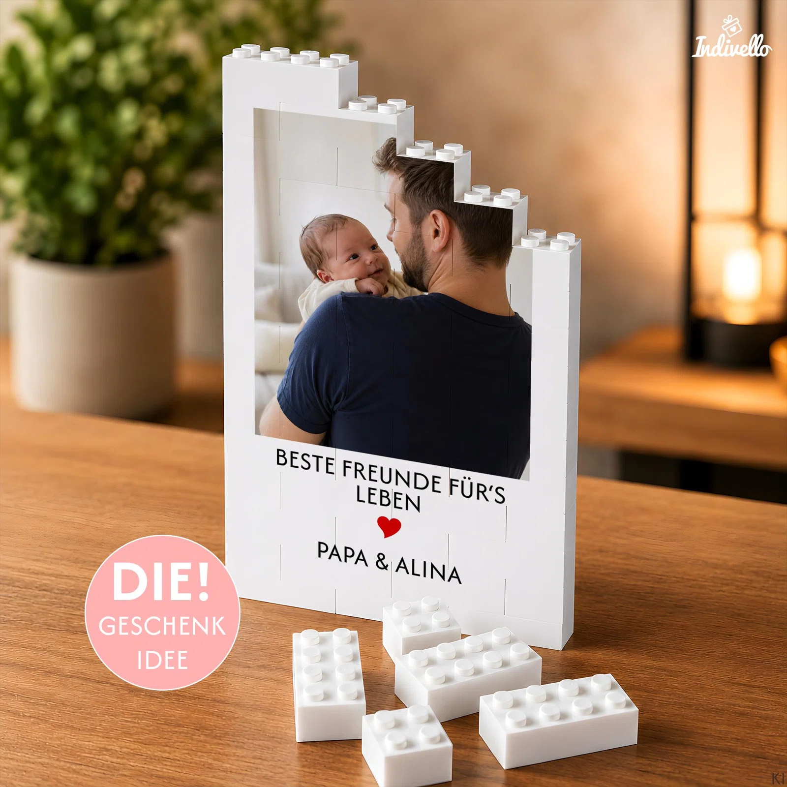Personalisiertes Fotogeschenk aus Klemmbausteinen bestellen: weißer Aufsteller mit stufigem Rand, Foto eines Erwachsenen mit Baby, persönlicher Aufschrift und rotem Herz.
