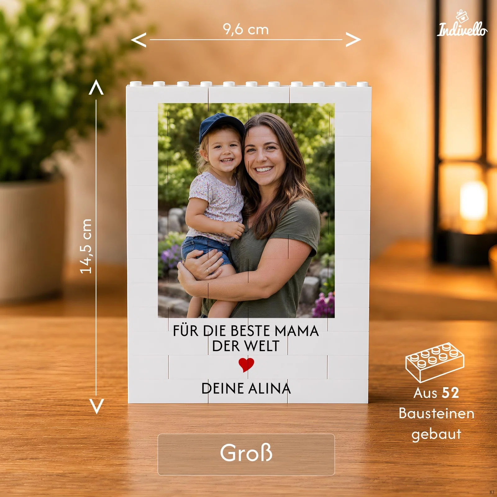 Größenübersicht für den großen weißen Baustein-Fotorahmen: 9,6 cm breit, 14,5 cm hoch und aus 52 Bausteinen gebaut, mit Fotofeld und personalisierbarer Widmung.