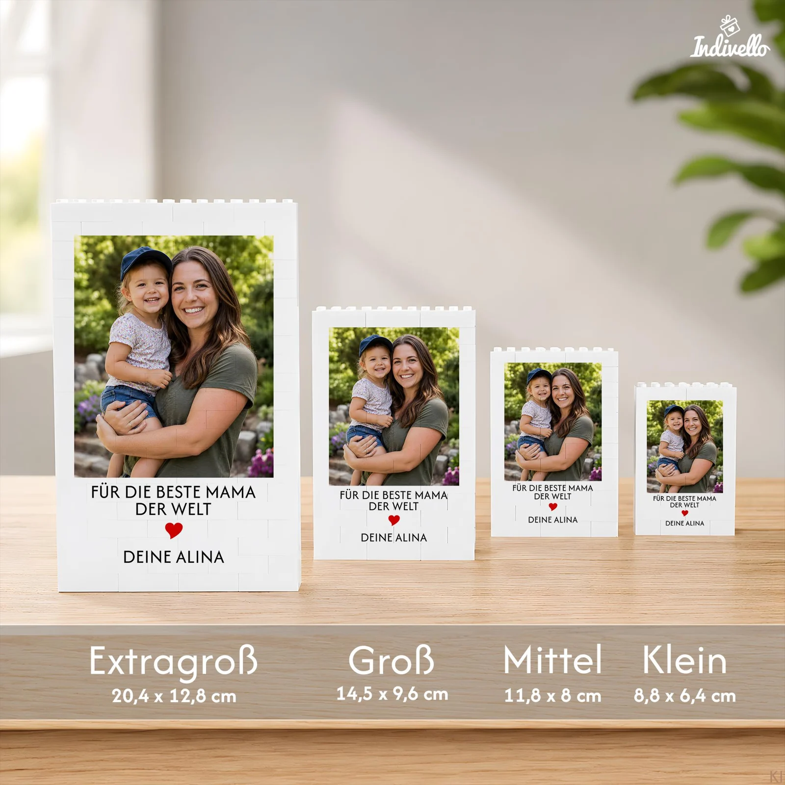Größenübersicht für den weißen, personalisierbaren Fotohalter: Extr groß 20,4 × 12,8 cm, Groß 14,5 × 9,6 cm, Mittel 11,8 × 8 cm und Klein 8,8 × 6,4 cm.