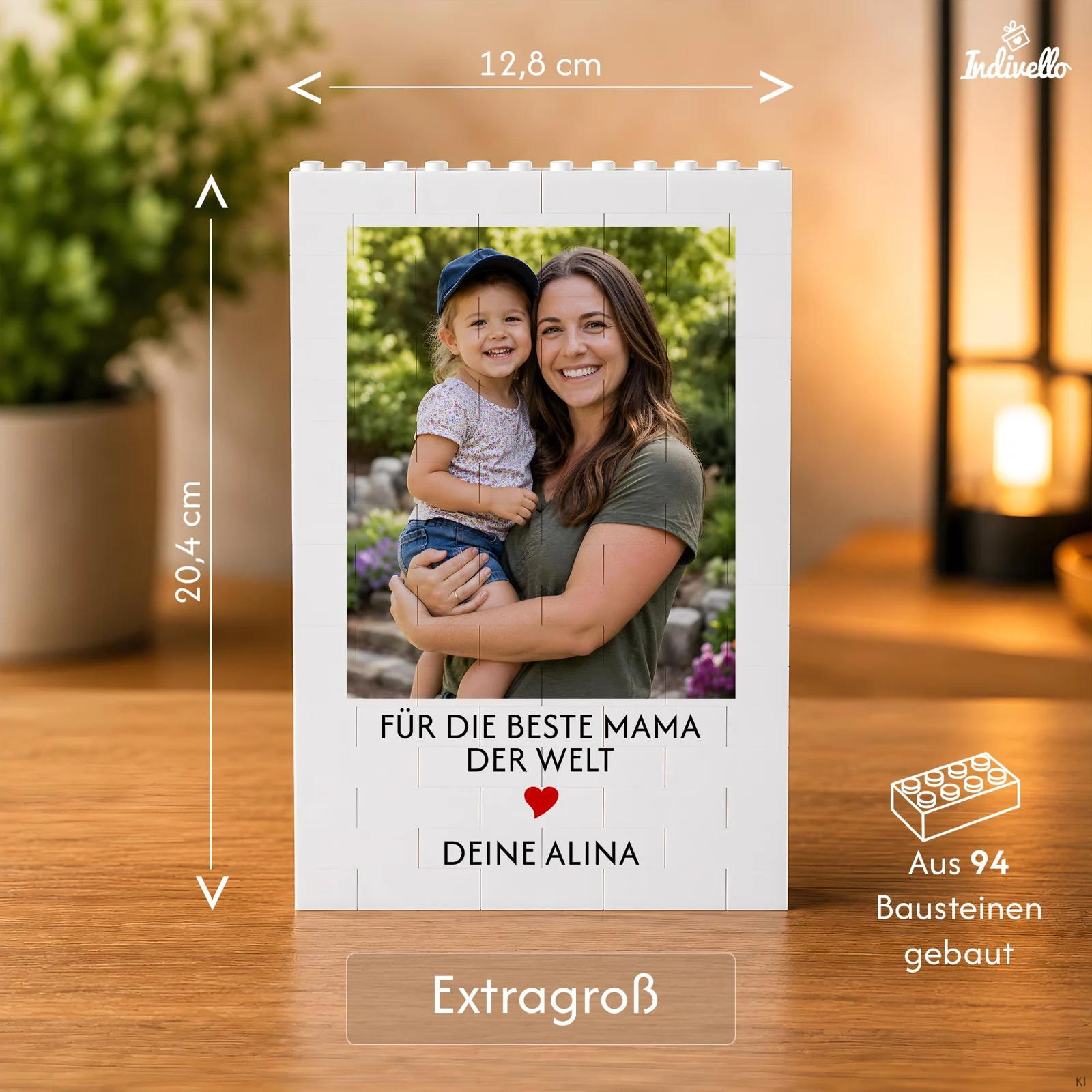 Größenübersicht eines weißen Hochformat-Fotorahmens aus 94 Bausteinen: 12,8 cm breit und 20,4 cm hoch, als „Extragroß“ bezeichnet. Unter dem Foto stehen Widmung, rotes Herz und Beispielname.
