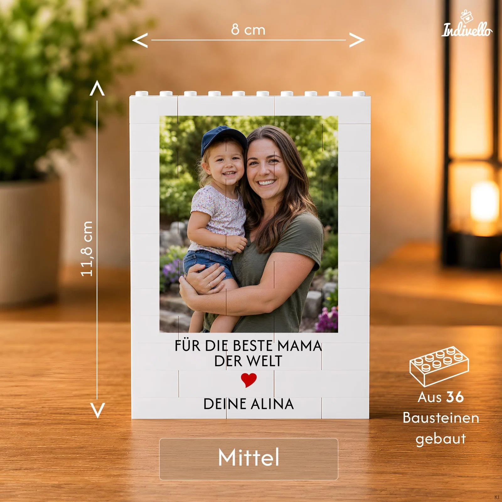 Infografik zum mittelgroßen weißen Fotobilderrahmen aus 36 Bausteinen: 8 cm breit und 11,8 cm hoch, mit Beispielbild, persönlicher Widmung und rotem Herz.