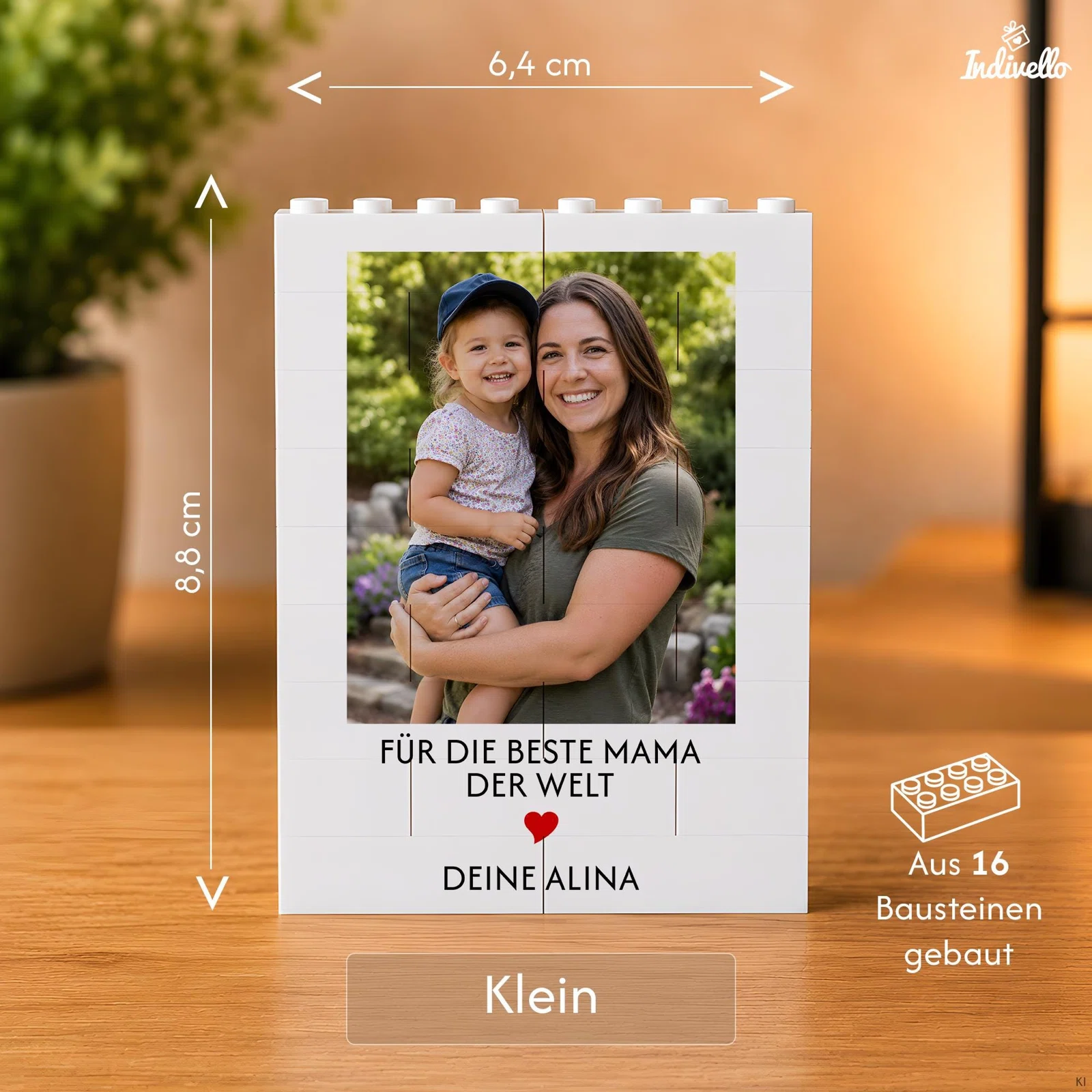 Infografik zur kleinen Variante des personalisierbaren Fotorahmens: 6,4 cm breit, 8,8 cm hoch und aus 16 weißen Bausteinen gebaut; mit Beispielfoto, Widmung und rotem Herz.