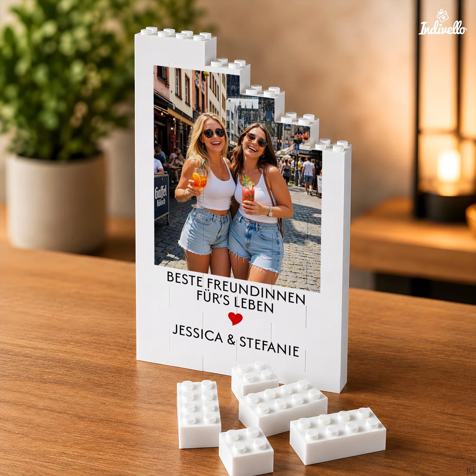 Personalisierbares Fotobild aus weißen Klemmbausteinen, mit abgestufter Oberkante, großem Freundinnenfoto, schwarzem Spruch und rotem Herz. Mehrere lose Bausteine liegen davor.