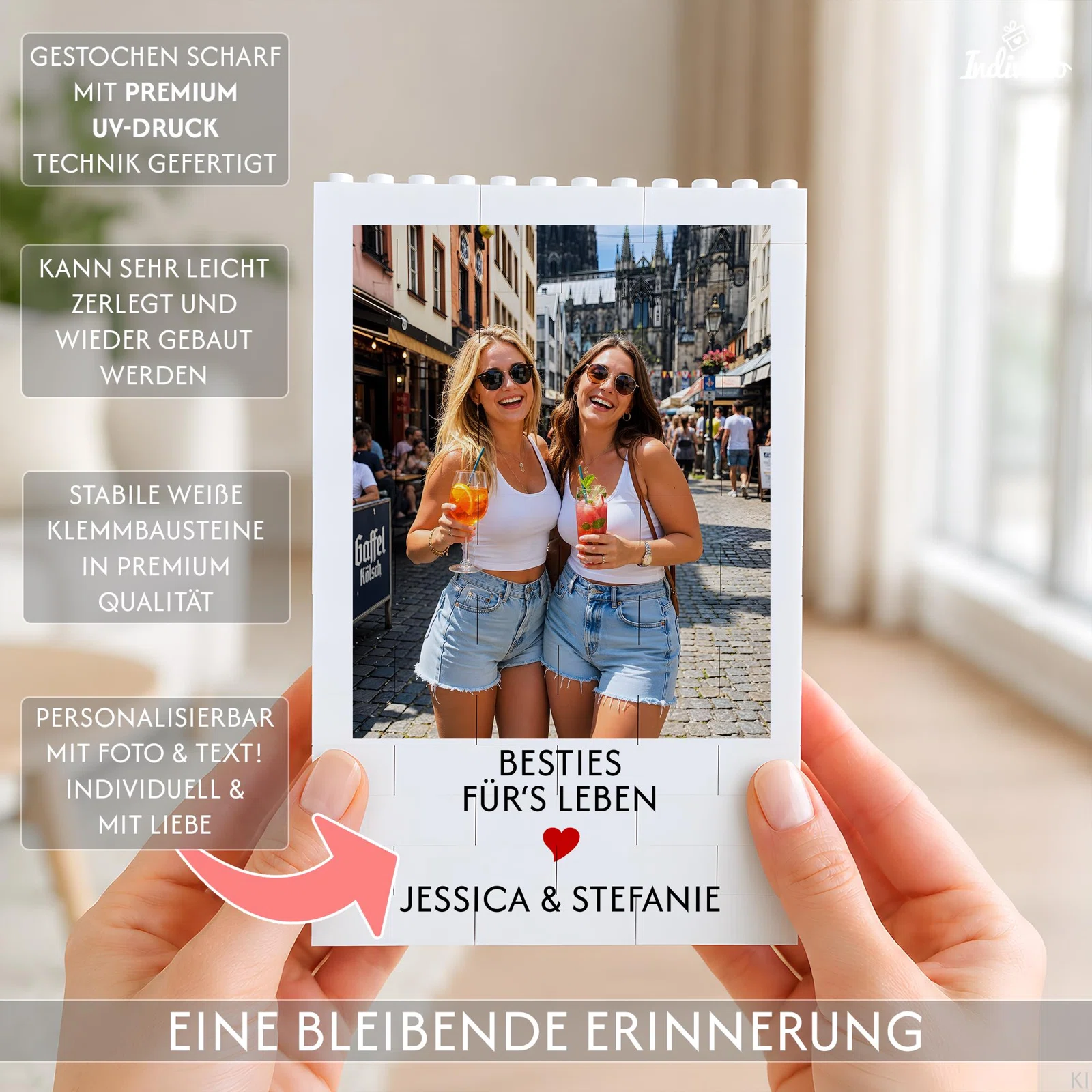 Infografik zu einer personalisierbaren Fototafel aus weißen Klemmbausteinen: Motiv und Text werden per UV-Druck aufgebracht; die Tafel lässt sich zerlegen und wieder zusammensetzen.