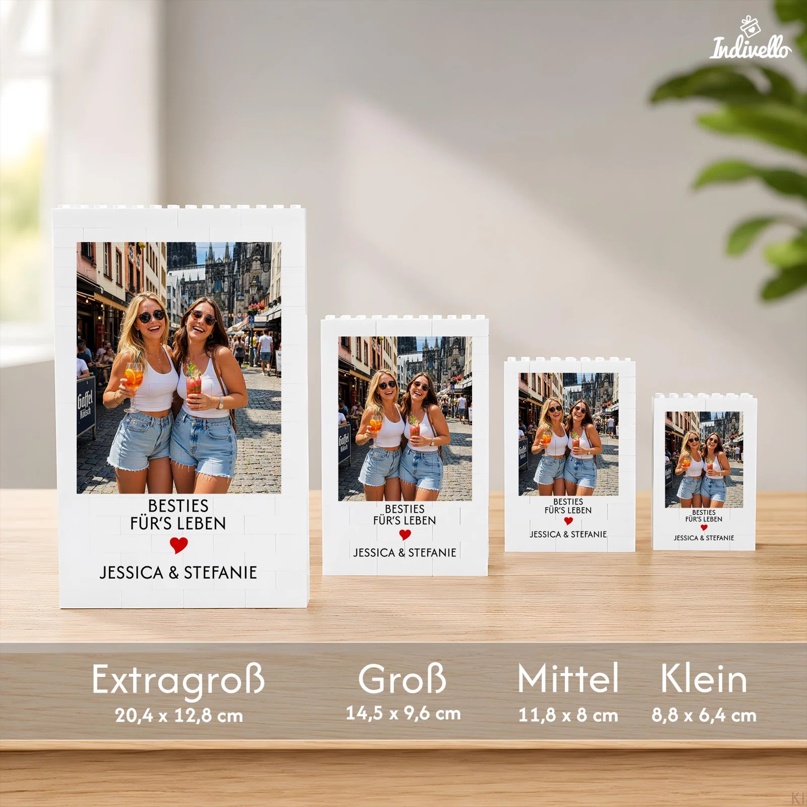 Größenvergleich von vier weißen Fotobildern im Baustein-Look: Extragroß 20,4 × 12,8 cm, Groß 14,5 × 9,6 cm, Mittel 11,8 × 8 cm und Klein 8,8 × 6,4 cm.