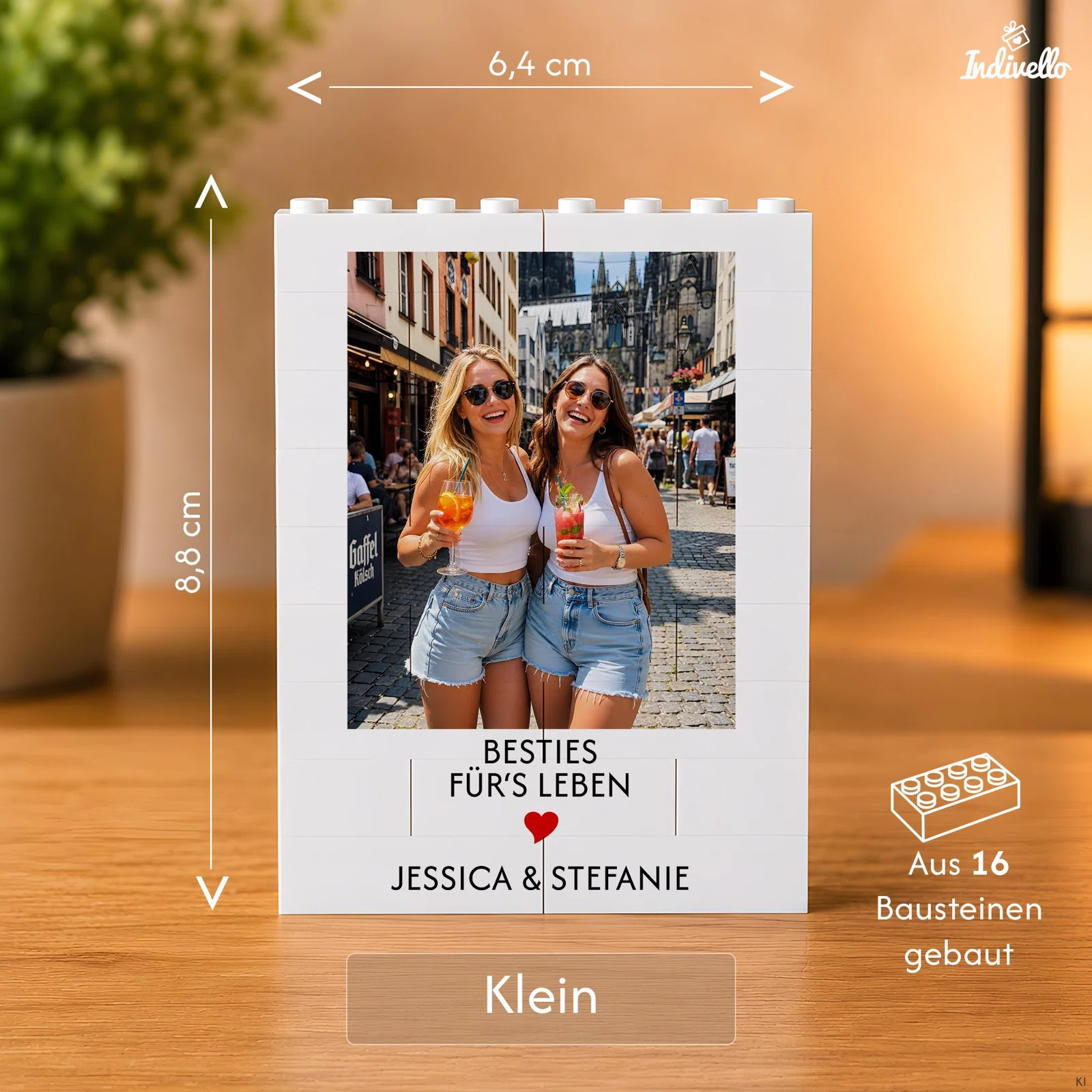 Infografik zum kleinen weißen Fotohalter aus 16 Bausteinen: 6,4 cm breit und 8,8 cm hoch. Vorderansicht mit Beispielfoto, personalisiertem Spruch, rotem Herz und Namen.