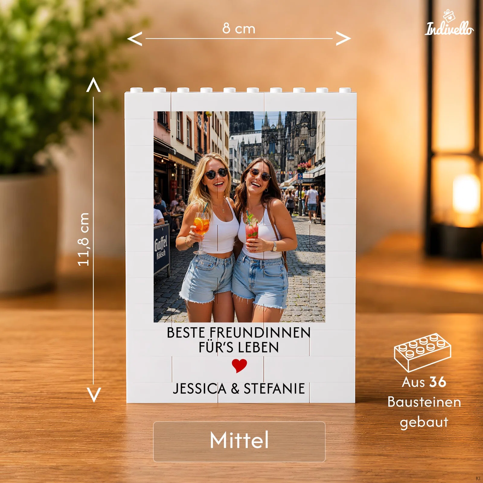Infografik zum mittleren Fotobild aus weißen Bausteinen: 8 cm breit, 11,8 cm hoch und aus 36 Steinen gebaut. Vorderansicht mit Beispielfoto, Spruch, rotem Herz und Namen.