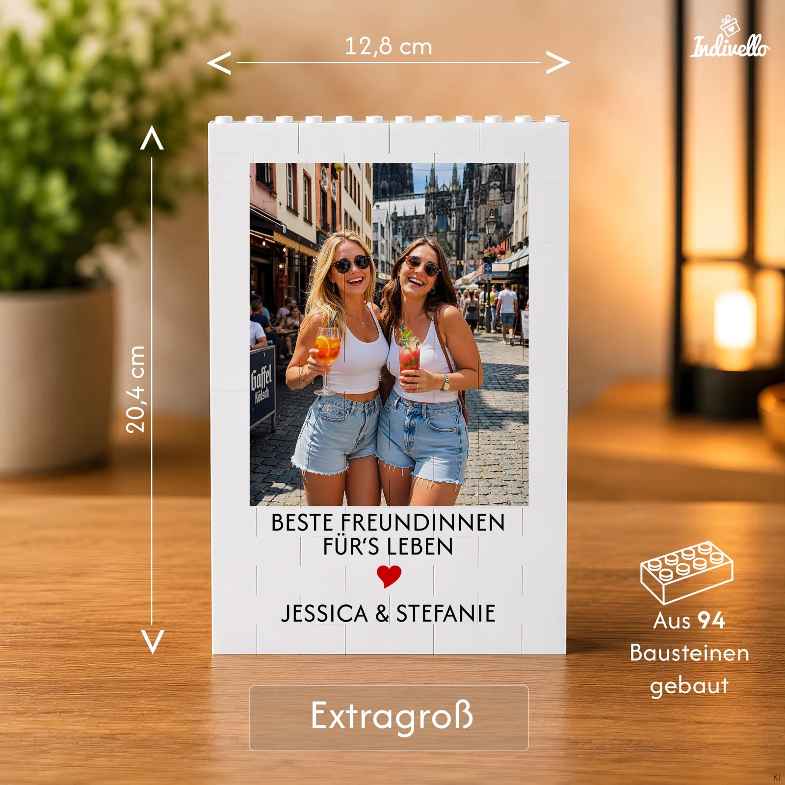 Infografik zum weißen, personalisierbaren Fotorahmen aus 94 Bausteinen in der Größe „Extragroß“. Angegeben sind 12,8 cm Breite und 20,4 cm Höhe.