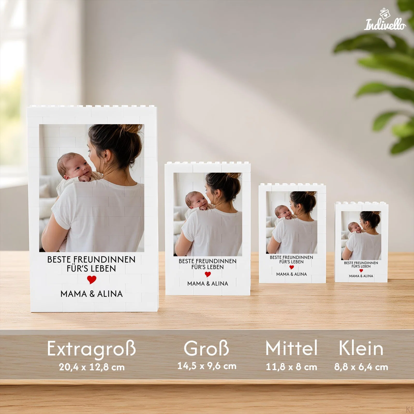 Größenübersicht für personalisierte Fotobilder mit weißem Bausteinrand: Extragroß 20,4 × 12,8 cm, Groß 14,5 × 9,6 cm, Mittel 11,8 × 8 cm und Klein 8,8 × 6,4 cm.