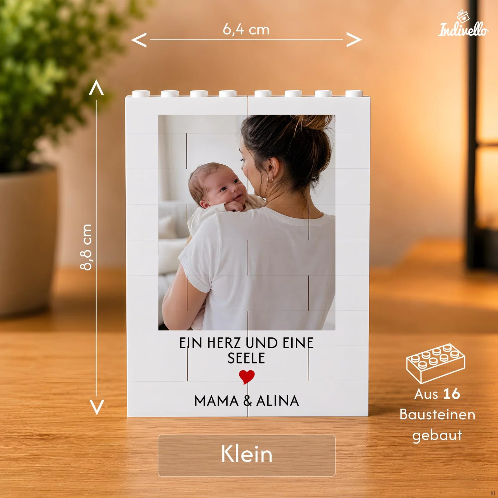 Infografik zur kleinen Variante eines weißen, aus 16 Bausteinen gebauten Fotorahmens. Das Hochformat misst 6,4 × 8,8 cm und bietet Platz für Foto, Spruch, Herzsymbol und Namen.