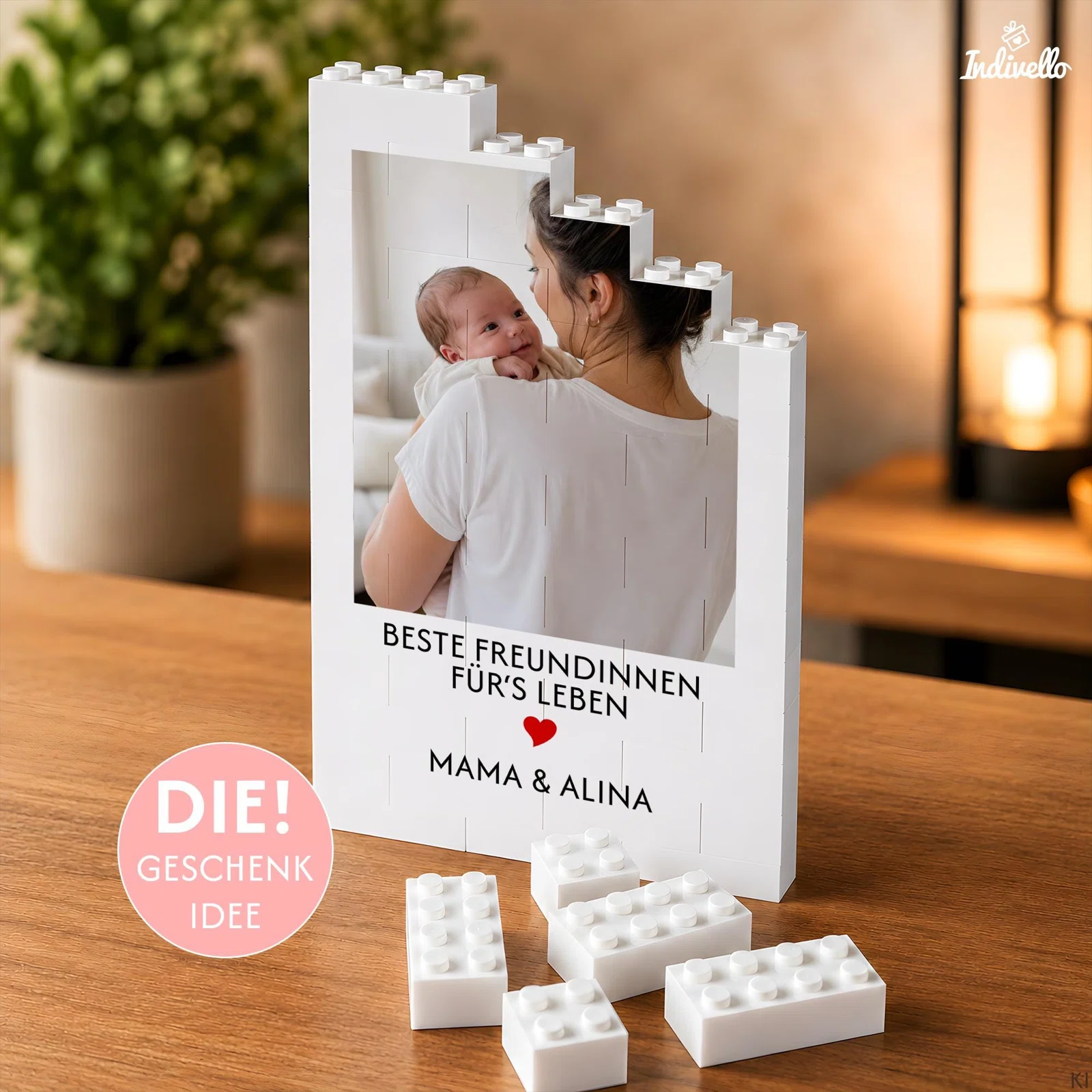Freundinnen-Fotogeschenk bestellen: weißer Klemmbaustein-Aufsteller mit abgestufter Oberkante, persönlichem Foto, rotem Herz und dem Schriftzug „Beste Freundinnen fürs Leben“.