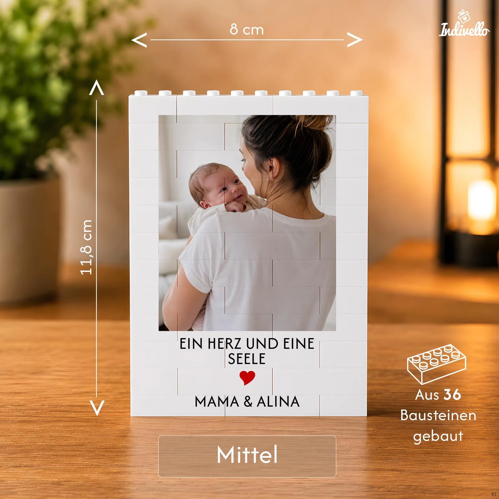 Größenübersicht für den mittleren weißen Baustein-Fotorahmen: 8 cm breit, 11,8 cm hoch und aus 36 Bausteinen gebaut, mit Fotofläche sowie personalisierbarem Text und rotem Herz.