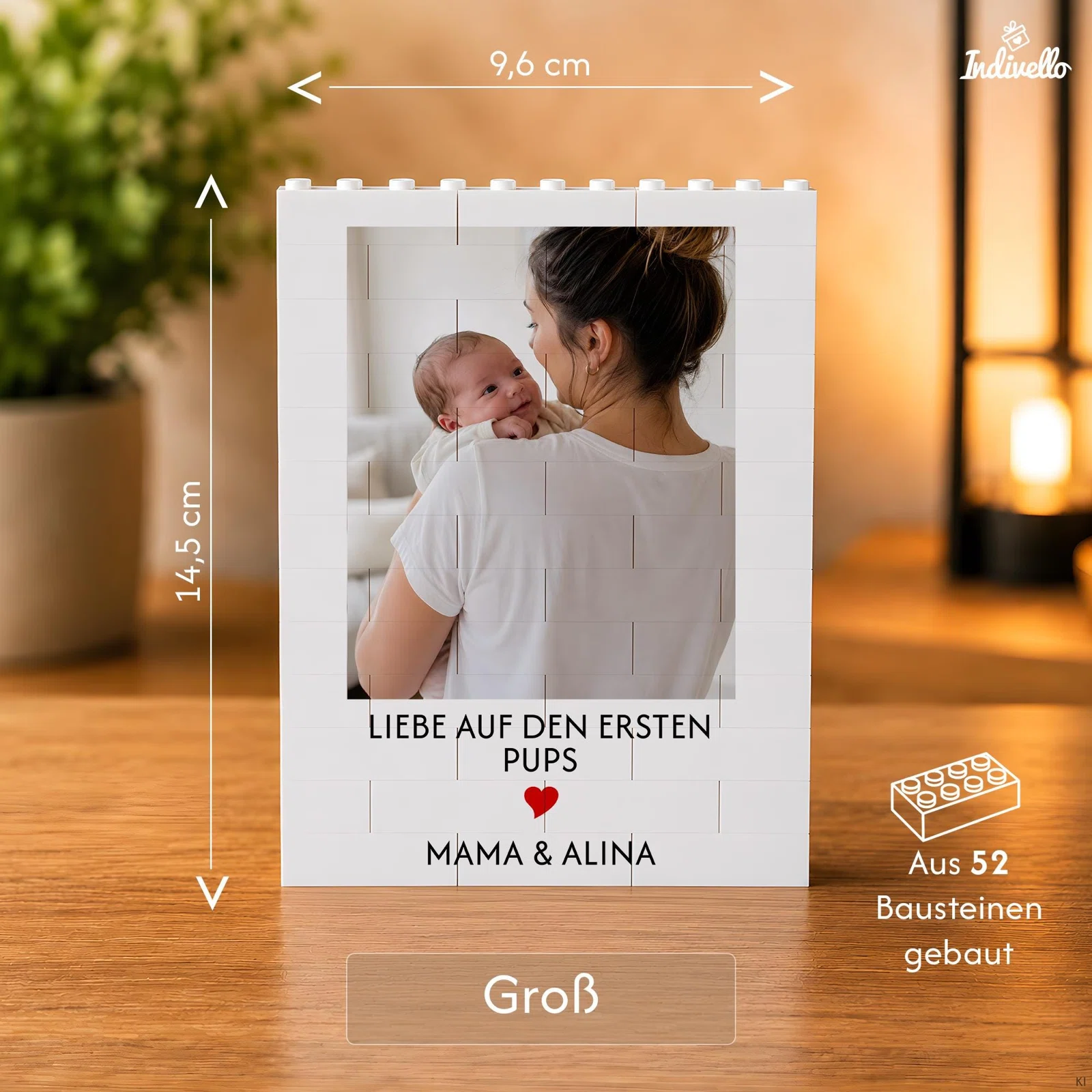 Größenangabe für den großen, weißen Baustein-Bilderrahmen: 9,6 cm breit und 14,5 cm hoch, aus 52 Steinen aufgebaut. Zu sehen sind ein Hochformatfoto und eine beispielhafte Widmung.