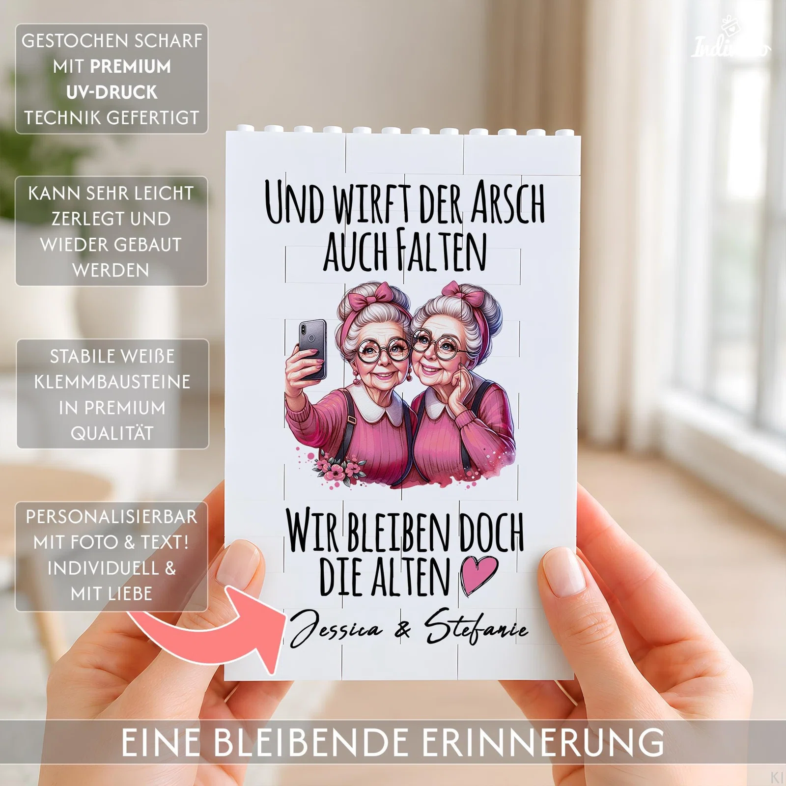 Weiße, hochkant gehaltene Tafel aus Klemmbausteinen mit Illustration zweier älterer Frauen beim Selfie, rosa Akzenten und humorvollem Freundschaftsspruch; Foto und Text sind personalisierbar.