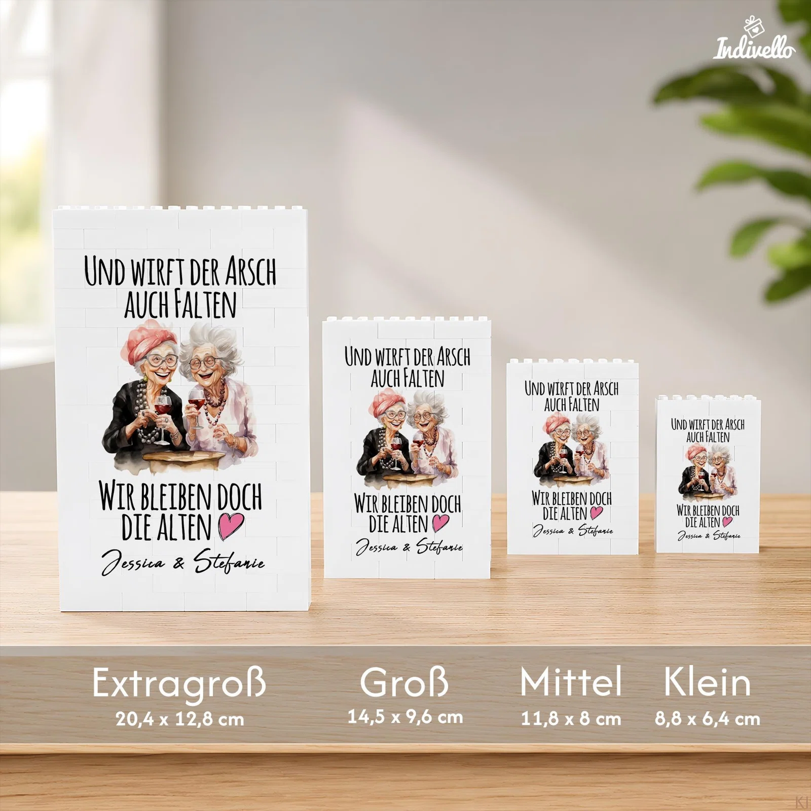 Größenübersicht der weißen, hochformatigen Fotoblöcke mit humorvollem Freundinnenmotiv: Extragroß 20,4 × 12,8 cm, Groß 14,5 × 9,6 cm, Mittel 11,8 × 8 cm und Klein 8,8 × 6,4 cm.