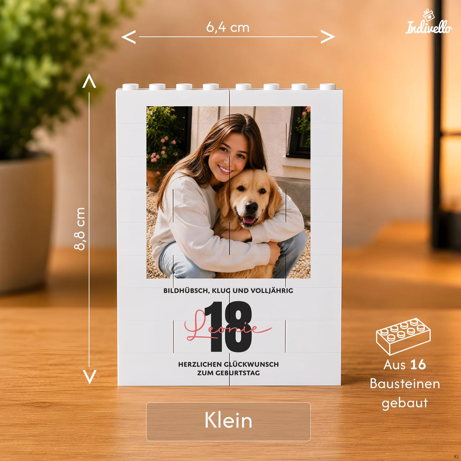 Größenansicht eines kleinen, weißen Fotobilds aus 16 Bausteinen mit Geburtstagsgestaltung und personalisiertem Bild. Frontal dargestellt, 6,4 cm breit und 8,8 cm hoch.