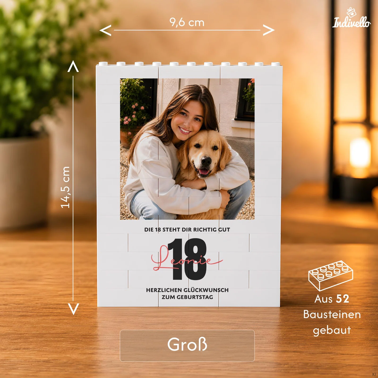Größenangaben des großen, weißen Baustein-Fotorahmens: 14,5 cm hoch und 9,6 cm breit, aus 52 Steinen gebaut. Beispielgestaltung zum 18. Geburtstag mit Foto, Zahl und Glückwunschtext.