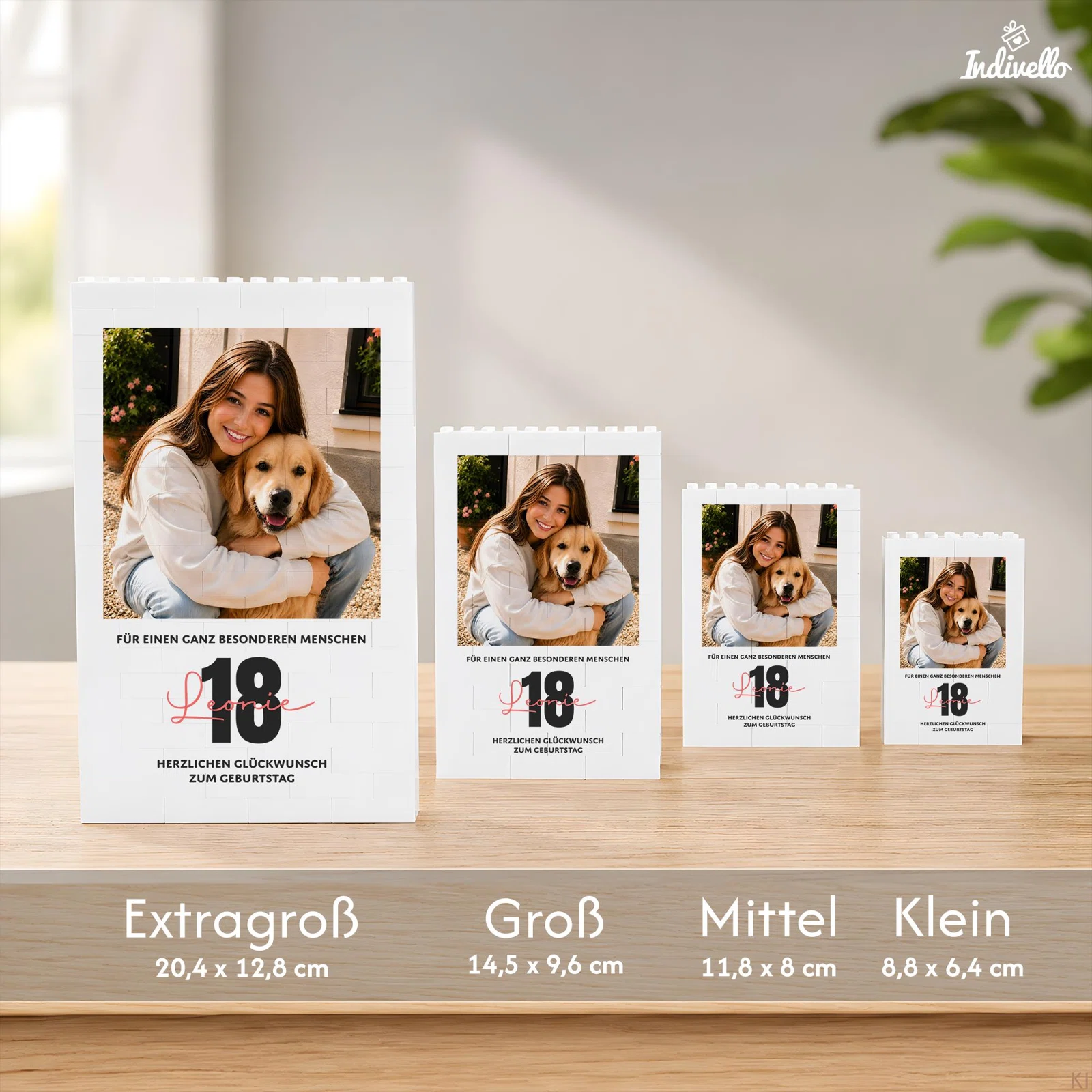 Größenvergleich für weiße Fotobaustein-Aufsteller mit Porträtmotiv: Extragroß 20,4 × 12,8 cm, Groß 14,5 × 9,6 cm, Mittel 11,8 × 8 cm und Klein 8,8 × 6,4 cm.