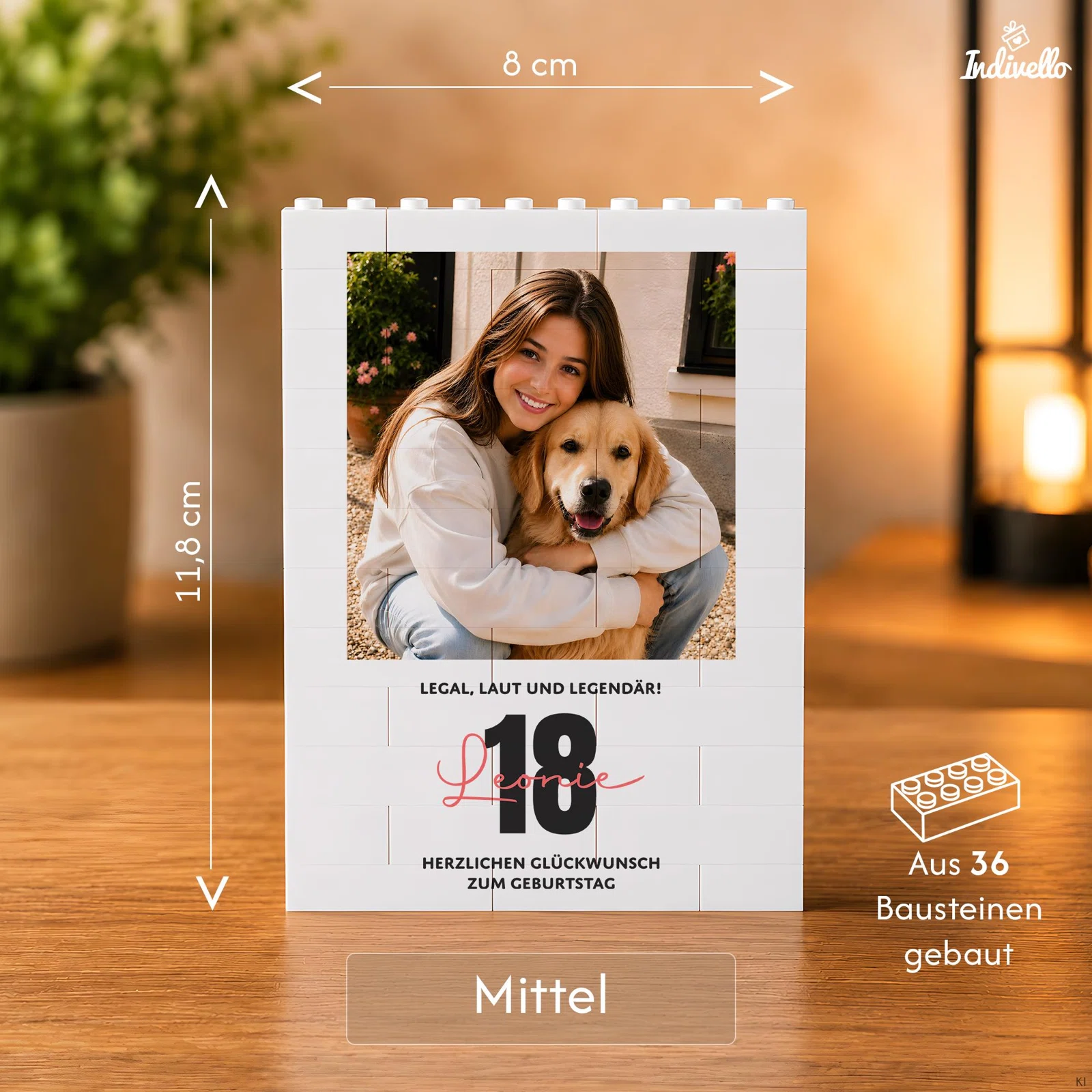 Größenübersicht für einen weißen Baustein-Fotorahmen im Format Mittel: 8 cm breit, 11,8 cm hoch und aus 36 Bausteinen gebaut. Beispielgestaltung zum 18. Geburtstag mit Foto und roter Namensschrift.