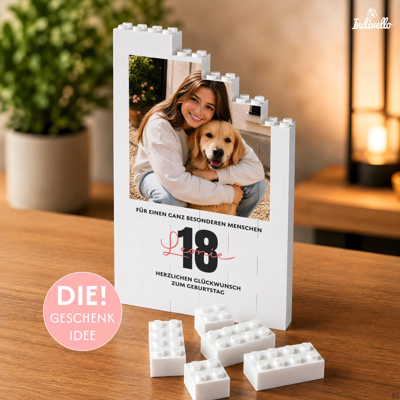 Personalisiertes Fotogeschenk zum 18. Geburtstag kaufen: weiße Klemmbaustein-Tafel mit Foto einer Person und eines Hundes, großer schwarzer 18 und Glückwunschtext auf einem Holztisch.