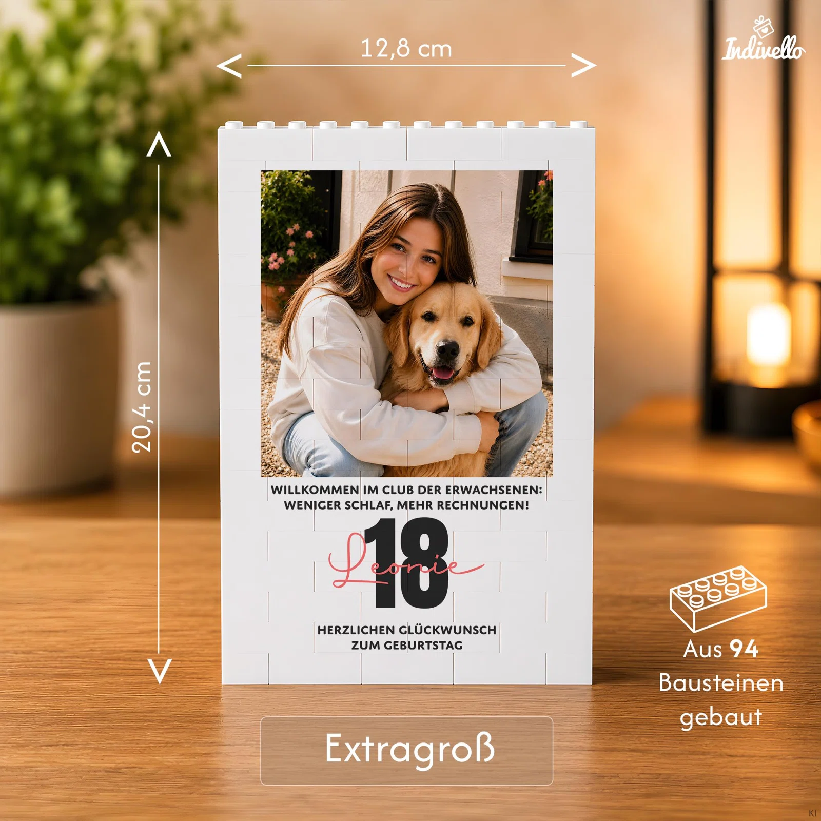 Größenübersicht eines weißen, hochformatigen Fotobilds aus 94 Bausteinen: 12,8 cm breit und 20,4 cm hoch, als „Extragroß“ bezeichnet. Beispielgestaltung zum 18. Geburtstag mit Foto und Glückwunschtext.