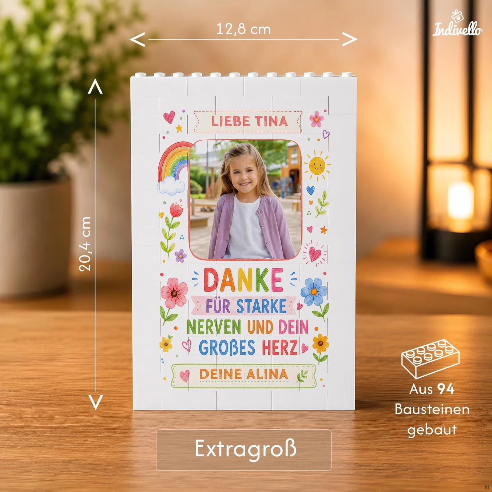 Größenübersicht eines weißen Baustein-Fotorahmens mit bunten Blumen, Regenbogen und Dankesspruch: 20,4 cm hoch, 12,8 cm breit und aus 94 Bausteinen gebaut; frontal mit eingesetztem Beispielfoto.