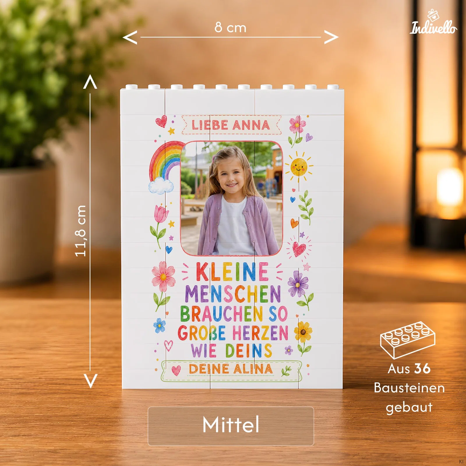 Infografik zum mittleren, rechteckigen Fotohalter aus 36 weißen Bausteinen: 8 cm breit und 11,8 cm hoch, frontal mit Porträt, buntem Spruch sowie Blumen, Herzen und Regenbogen.