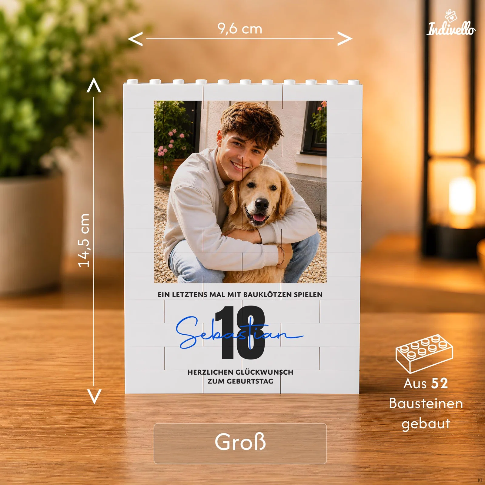Größenübersicht der großen Geburtstagskarte aus 52 weißen Bausteinen: 9,6 cm breit und 14,5 cm hoch, mit persönlichem Foto, großer Alterszahl und blauem Namenszug.