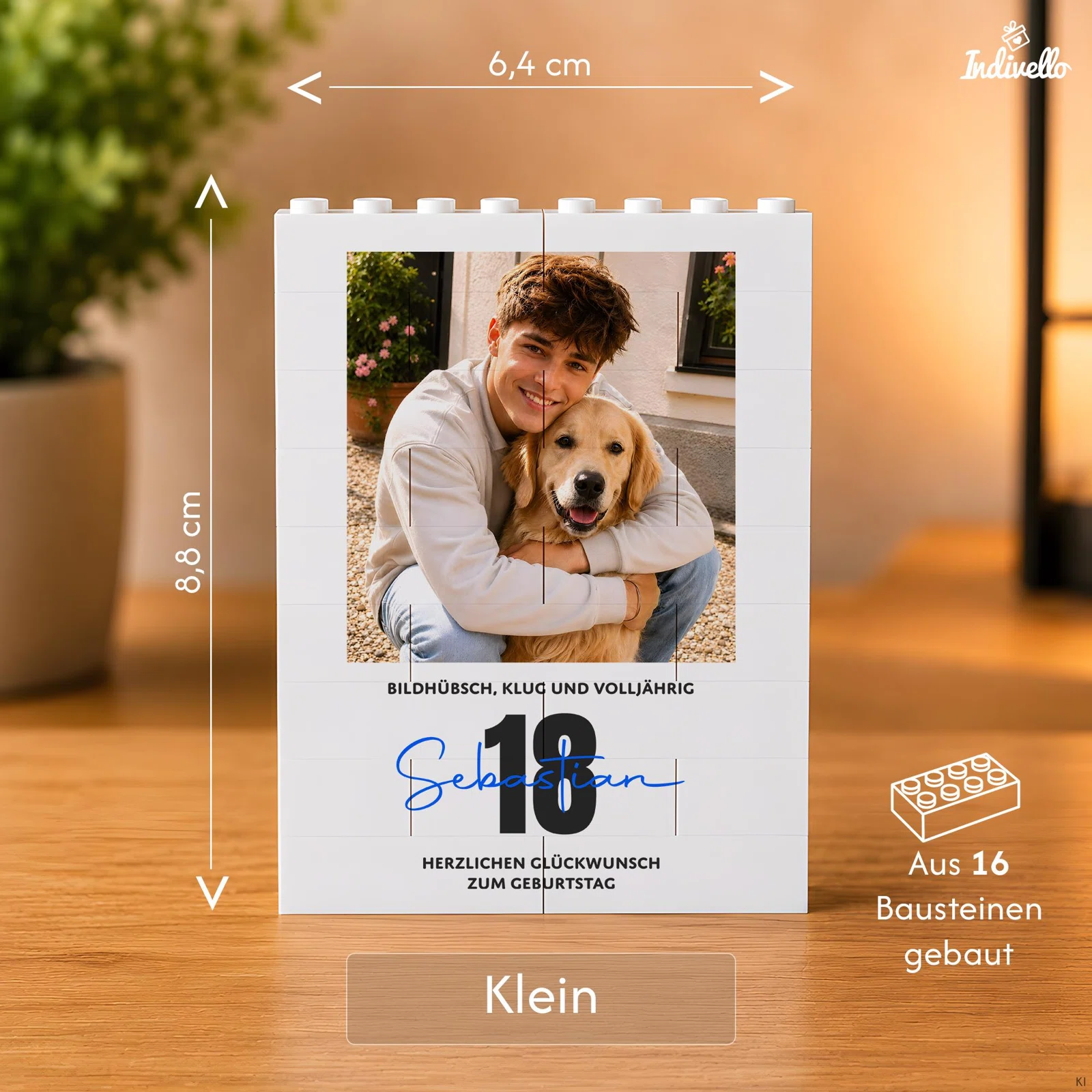 Größenübersicht für den kleinen personalisierbaren Fotoständer aus 16 weißen Bausteinen: 6,4 cm breit und 8,8 cm hoch, mit Beispielgestaltung zum 18. Geburtstag.