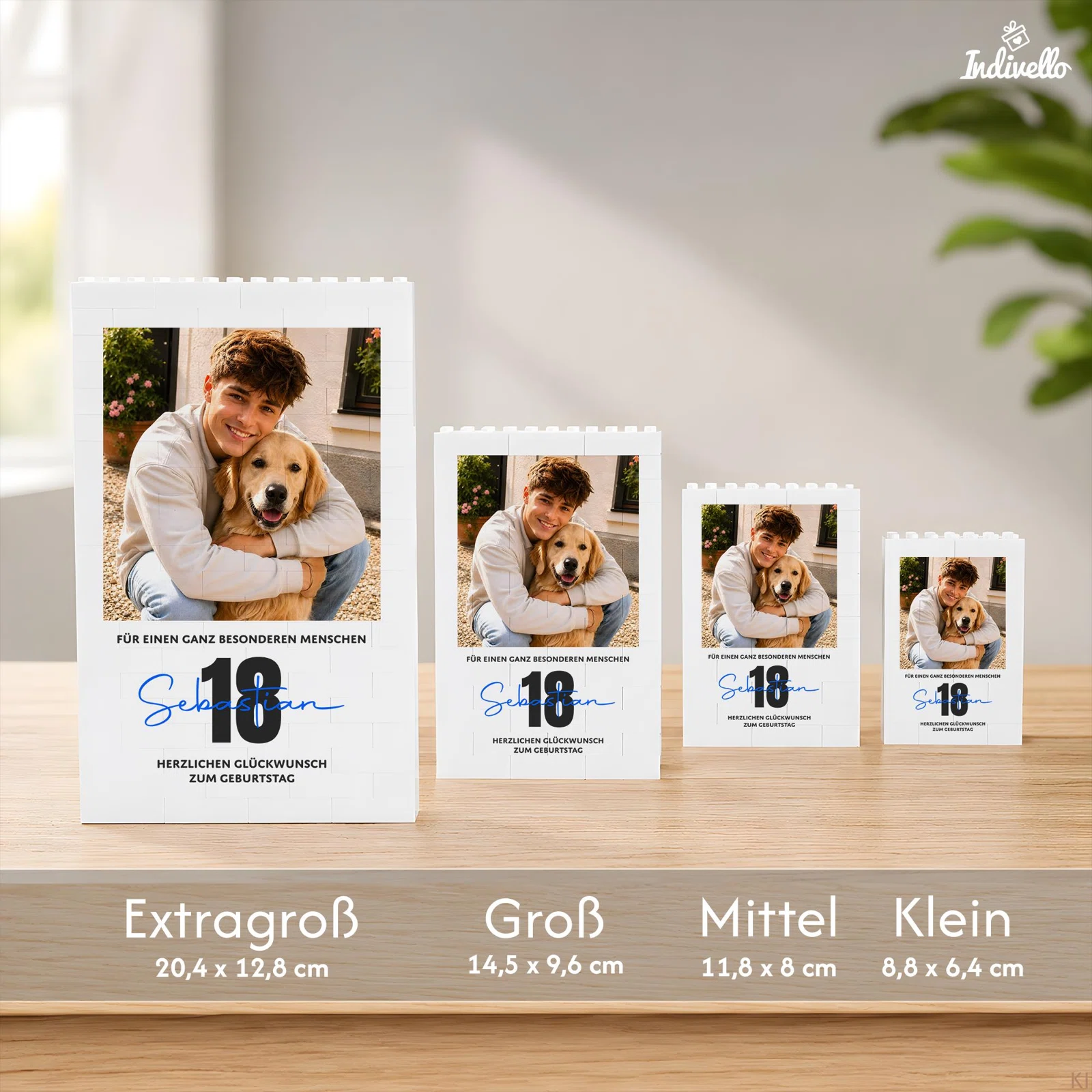 Größenvergleich weißer, hochformatiger Fototafeln mit Geburtstagsmotiv: Extragroß 20,4 × 12,8 cm, Groß 14,5 × 9,6 cm, Mittel 11,8 × 8 cm und Klein 8,8 × 6,4 cm.